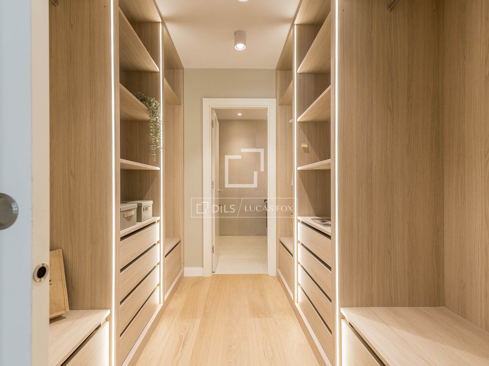 Apartamento en Barcelona, España 5 dormitorios, 223 m2 No. 161418