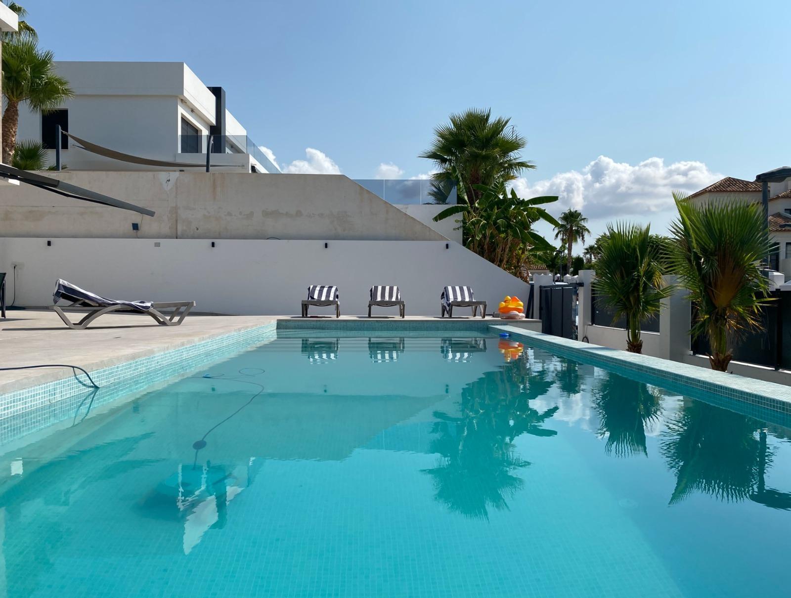 Villa a Finestrat, Alicante, Spagna 6 camere da letto, 500 mq. N° 165717