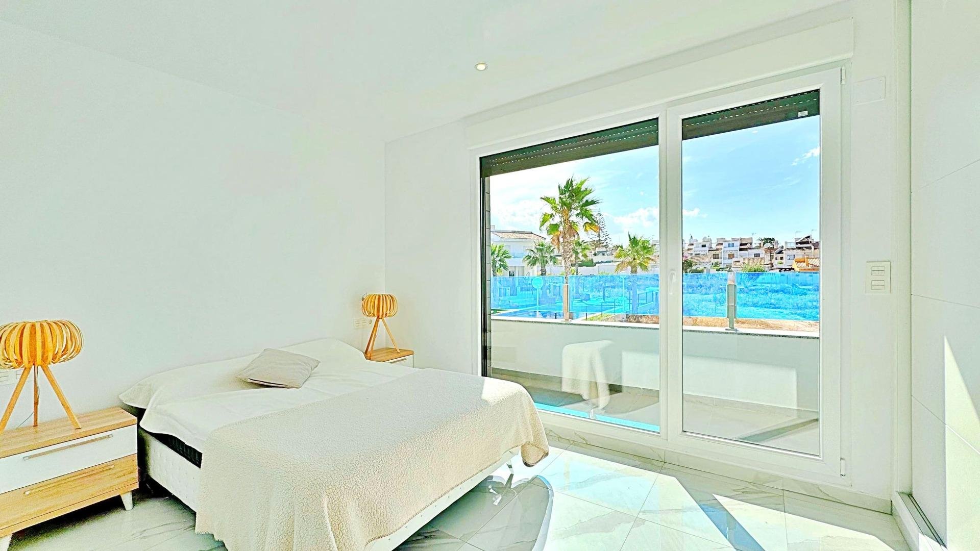 Bungalow i Torrevieja, Alicante, Spanien 3 sovrum, 113 kvm. Nr. 165713