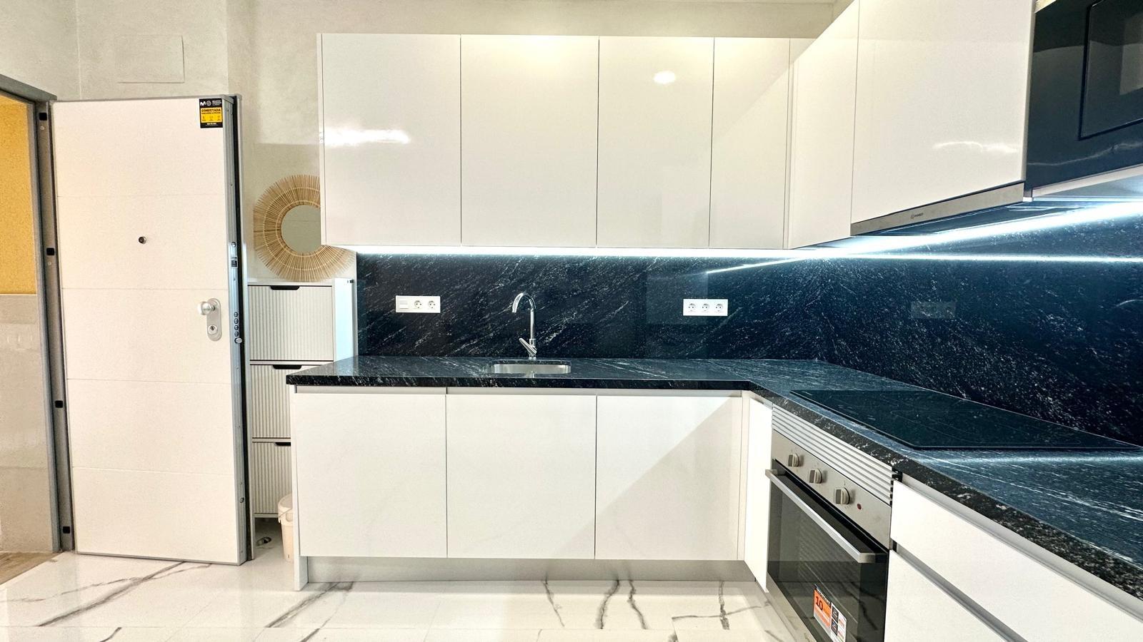 Apartment à Torrevieja, Alicante, Espagne 2 chambres, 100 m2 No. 155675