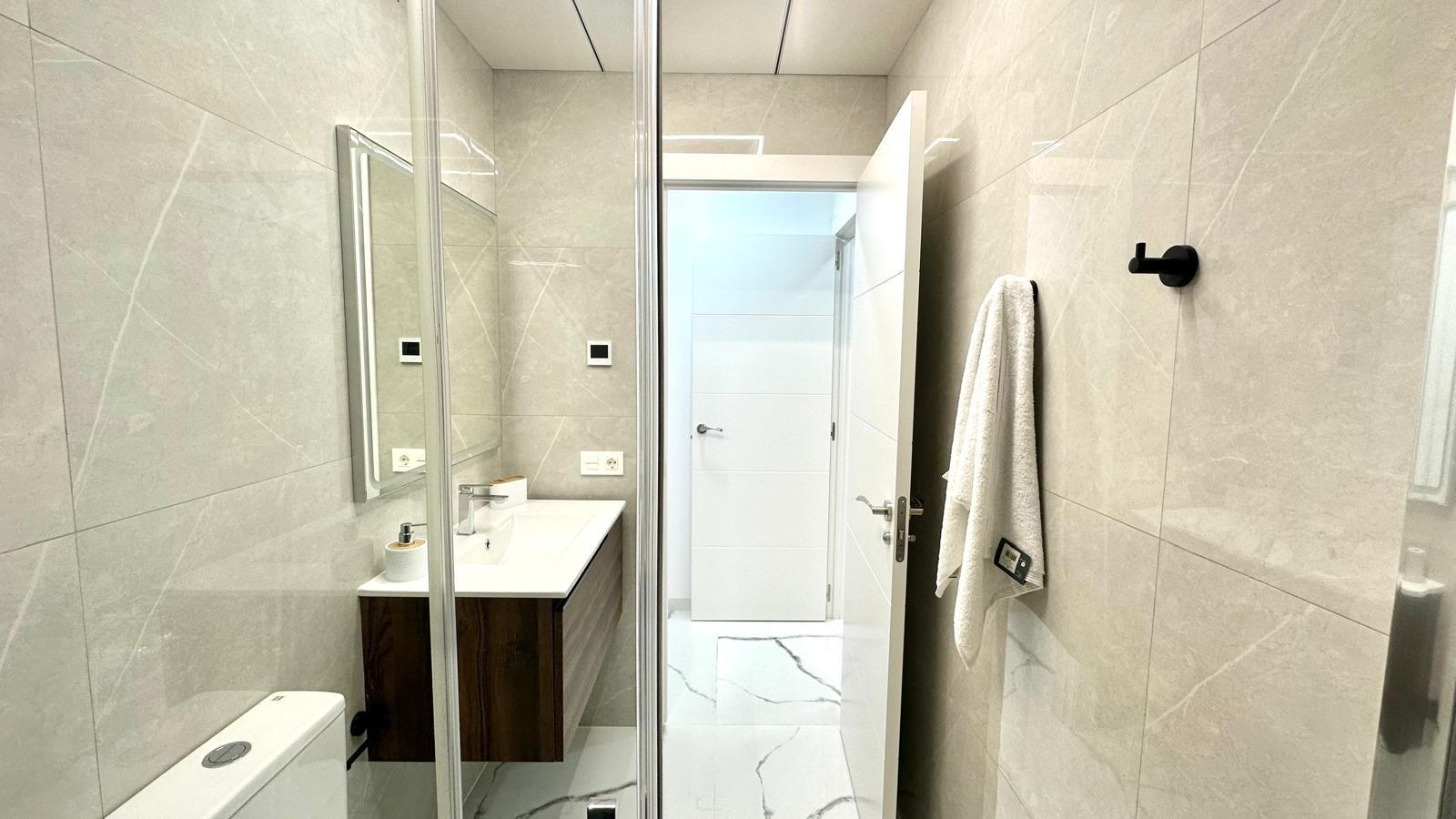 Apartment à Torrevieja, Alicante, Espagne 2 chambres, 100 m2 No. 155675