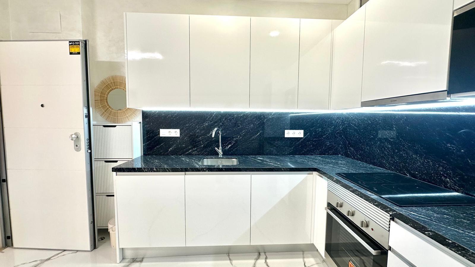 Apartment à Torrevieja, Alicante, Espagne 2 chambres, 100 m2 No. 155675