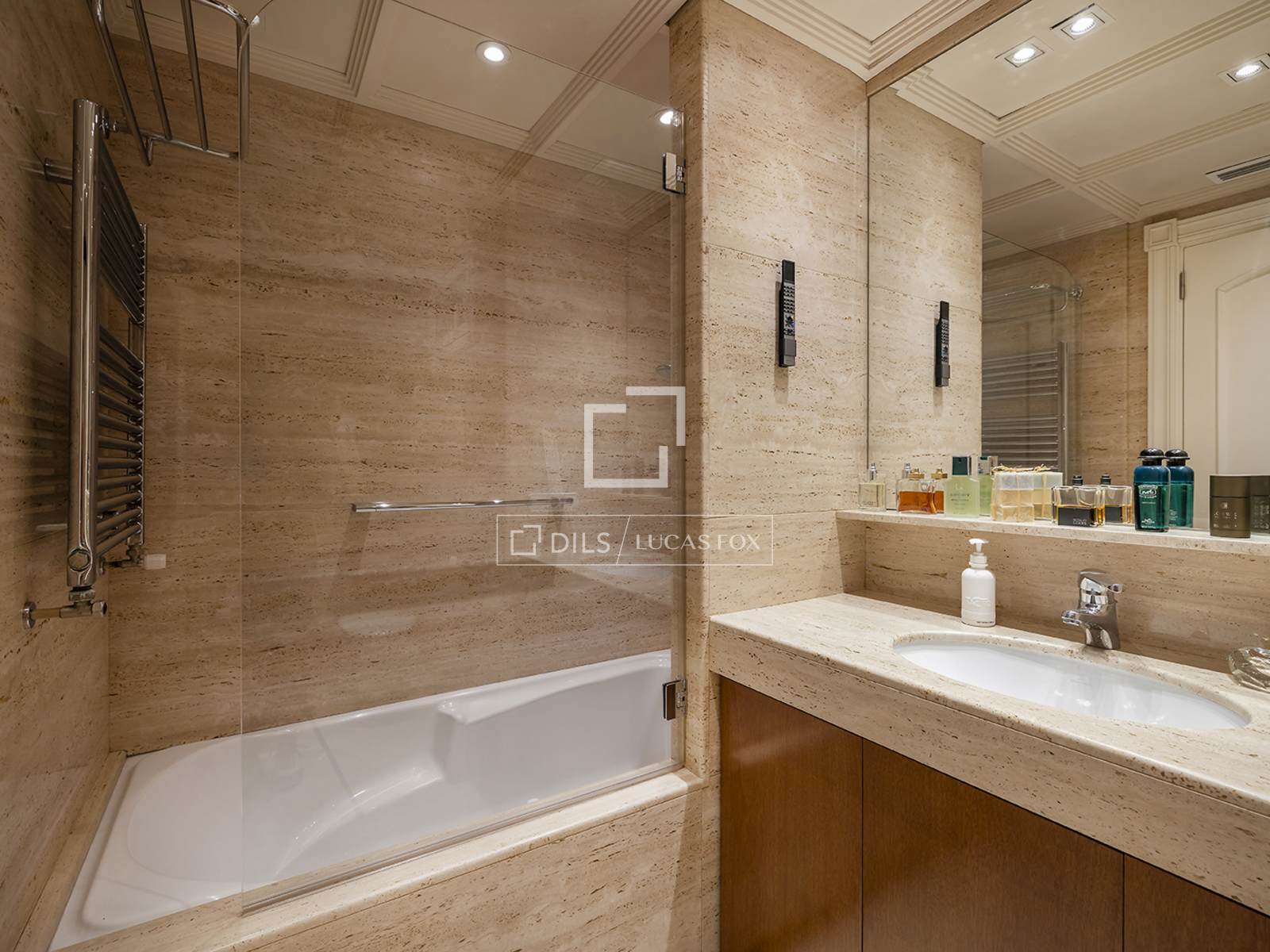 Apartamento en Barcelona, España 3 dormitorios, 213 m2 No. 196242