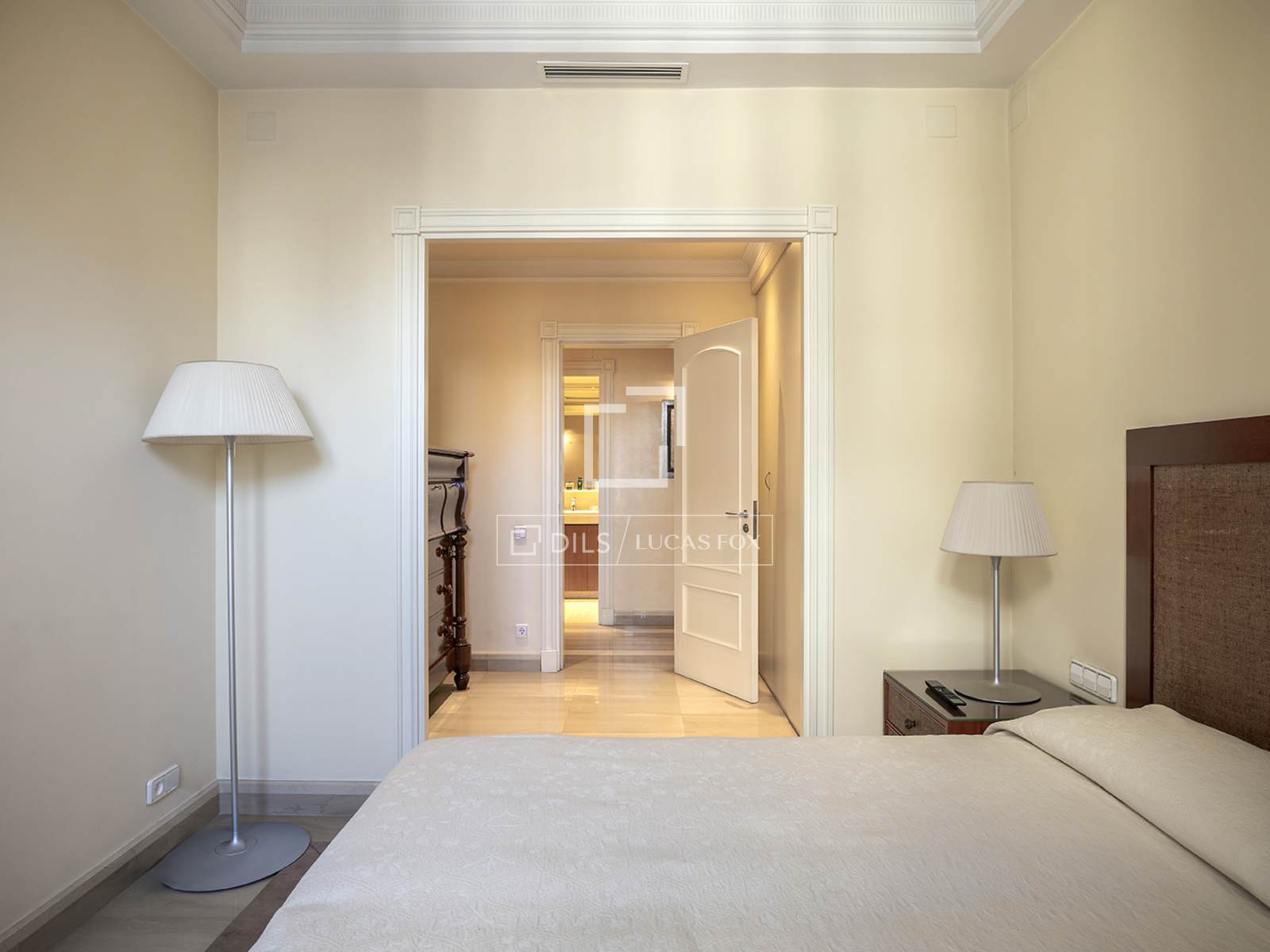 Apartamento en Barcelona, España 3 dormitorios, 213 m2 No. 196242