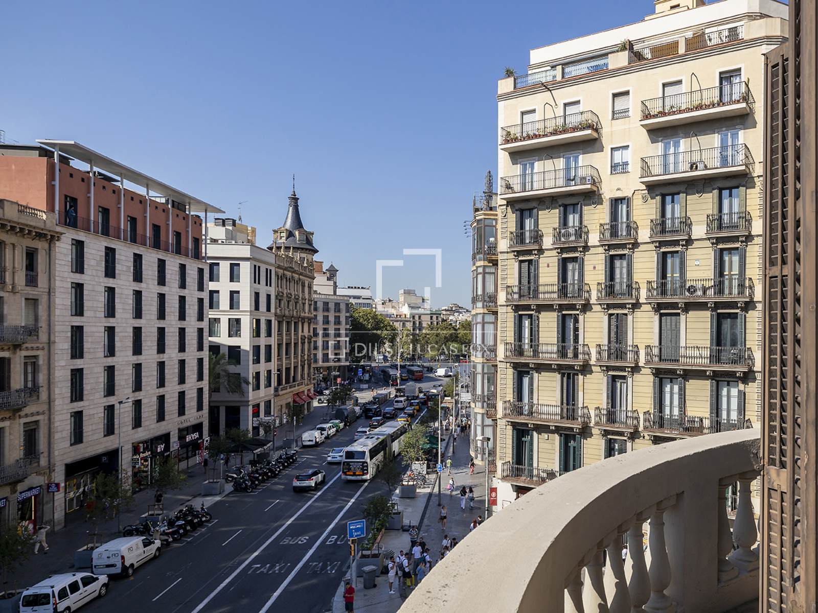 Apartamento en Barcelona, España 3 dormitorios, 213 m2 No. 196242