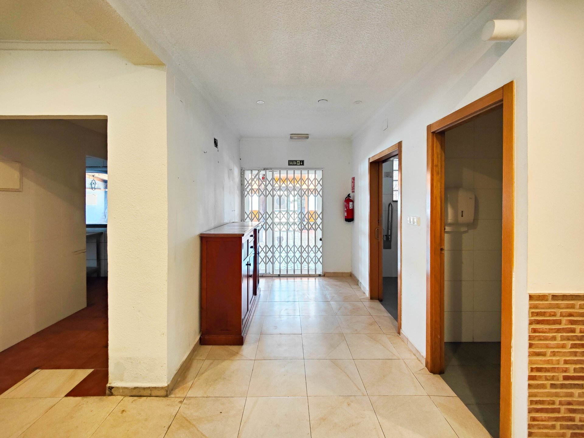 Liikekiinteistö Torrevieja, Alicante, Espanja 6 makuuhuonetta, 270 m2 No. 151829