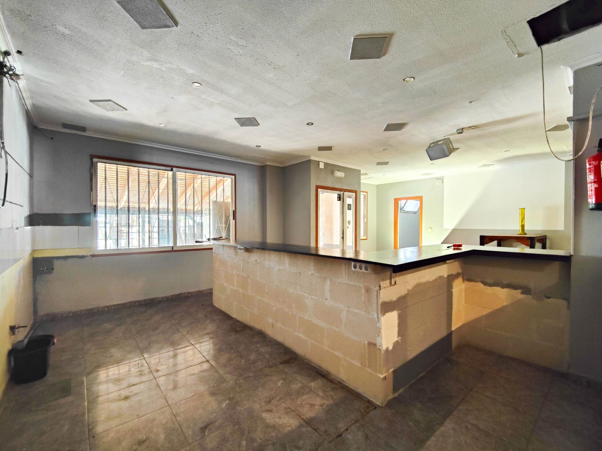 Liikekiinteistö Torrevieja, Alicante, Espanja 6 makuuhuonetta, 270 m2 No. 151829