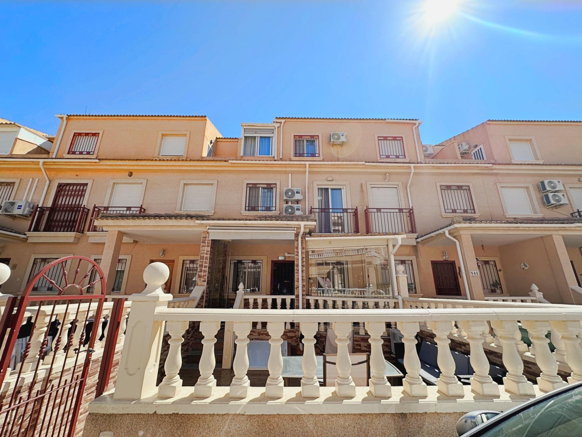 Casa adosada en La Zenia, Alicante, España 3 dormitorios, 110 m2 No. 190181