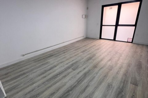 Commercial property in Badalona, Barcelona, Spain 1 bedroom, 40 sq.m. No. 184865