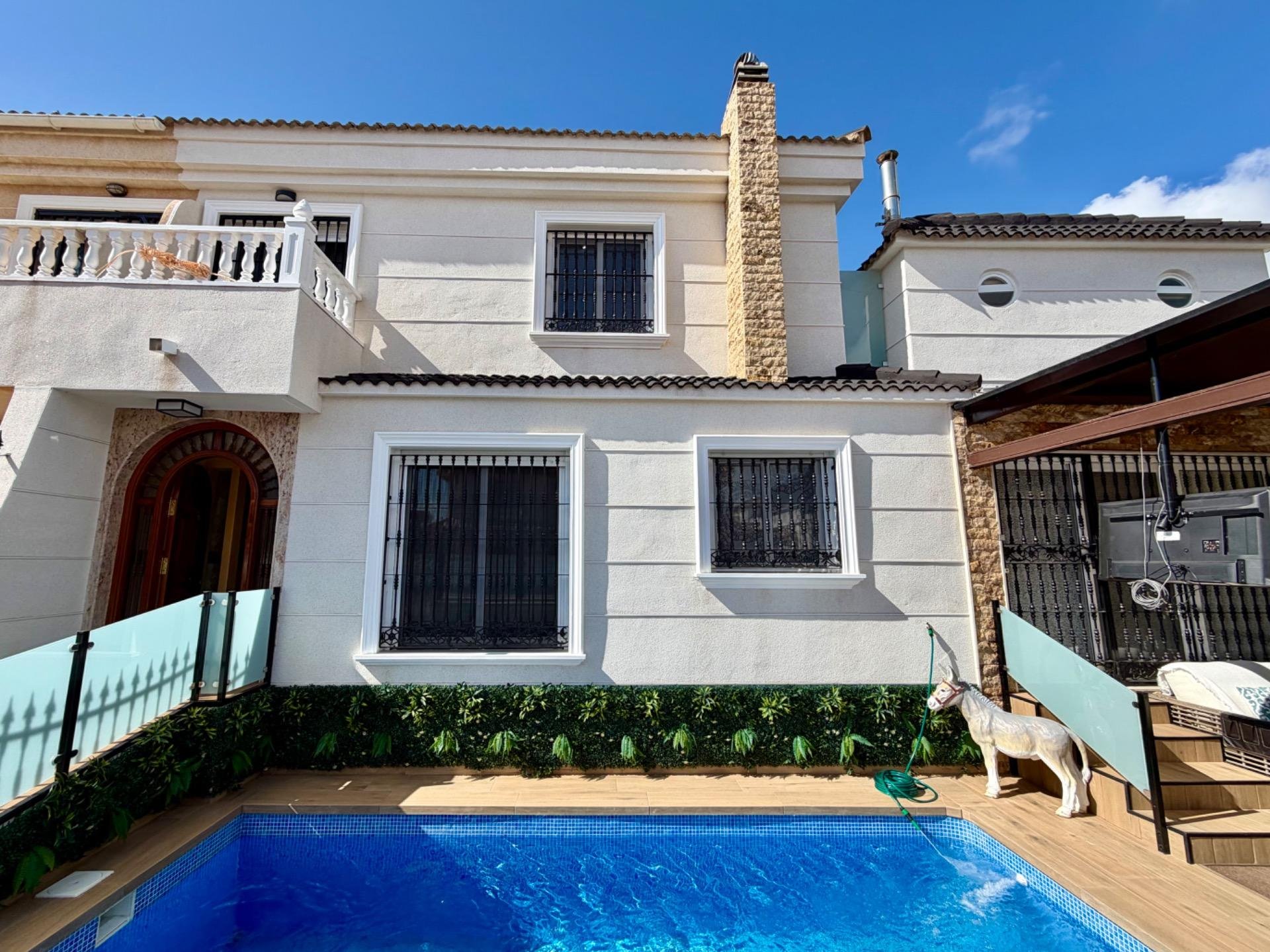 Kaupunkipientalo La Zenia, Alicante, Espanja 4 makuuhuonetta, 189 m2 No. 189232