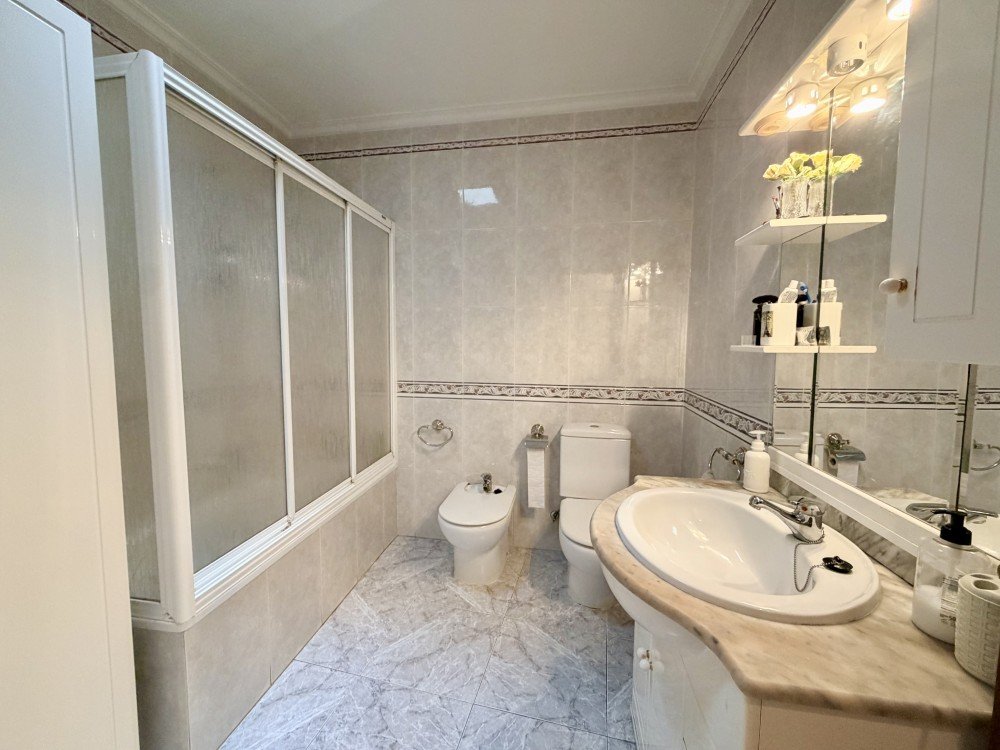 Apartamento en Torrevieja, Alicante, España 6 dormitorios, 195 m2 No. 189233