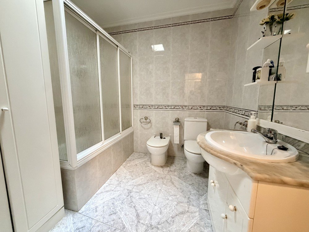 Apartamento en Torrevieja, Alicante, España 6 dormitorios, 195 m2 No. 189233