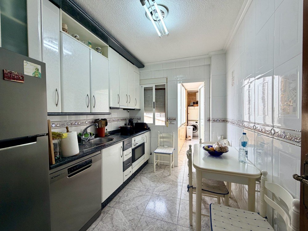 Apartamento en Torrevieja, Alicante, España 6 dormitorios, 195 m2 No. 189233