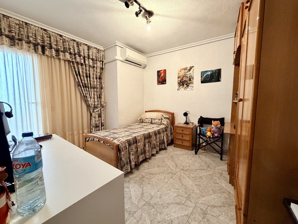 Apartamento en Torrevieja, Alicante, España 6 dormitorios, 195 m2 No. 189233