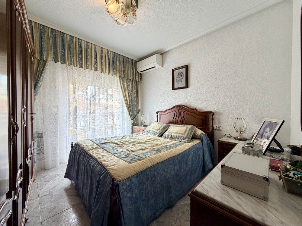 Apartamento en Torrevieja, Alicante, España 6 dormitorios, 195 m2 No. 189233