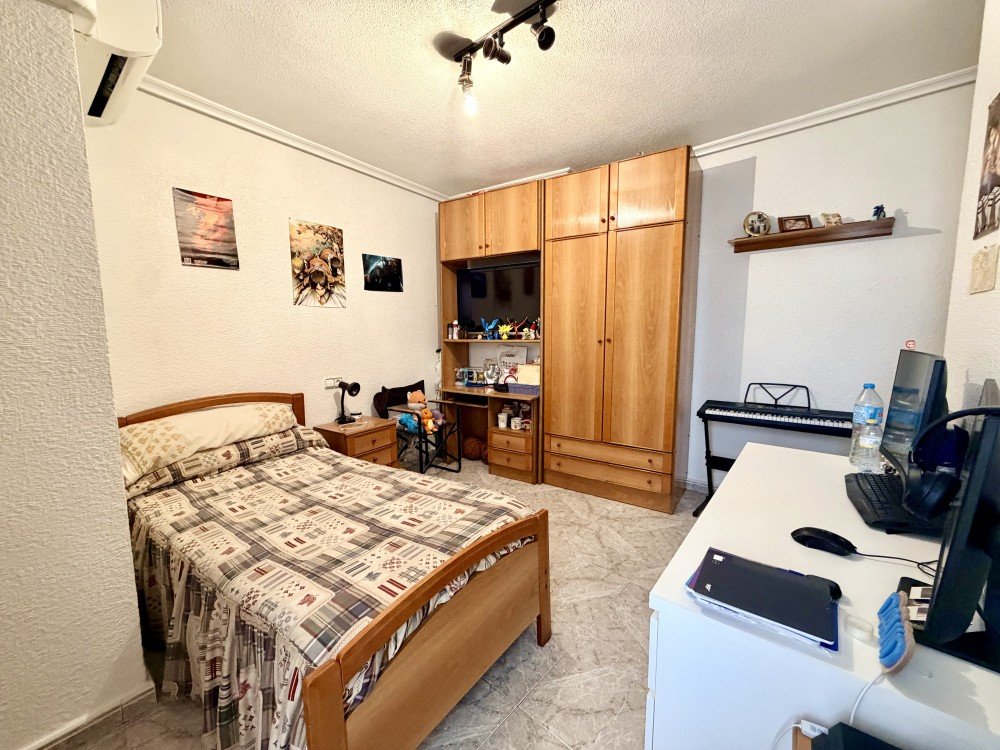 Apartamento en Torrevieja, Alicante, España 6 dormitorios, 195 m2 No. 189233
