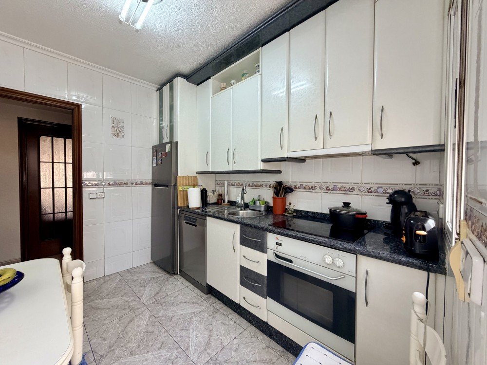 Apartamento en Torrevieja, Alicante, España 6 dormitorios, 195 m2 No. 189233