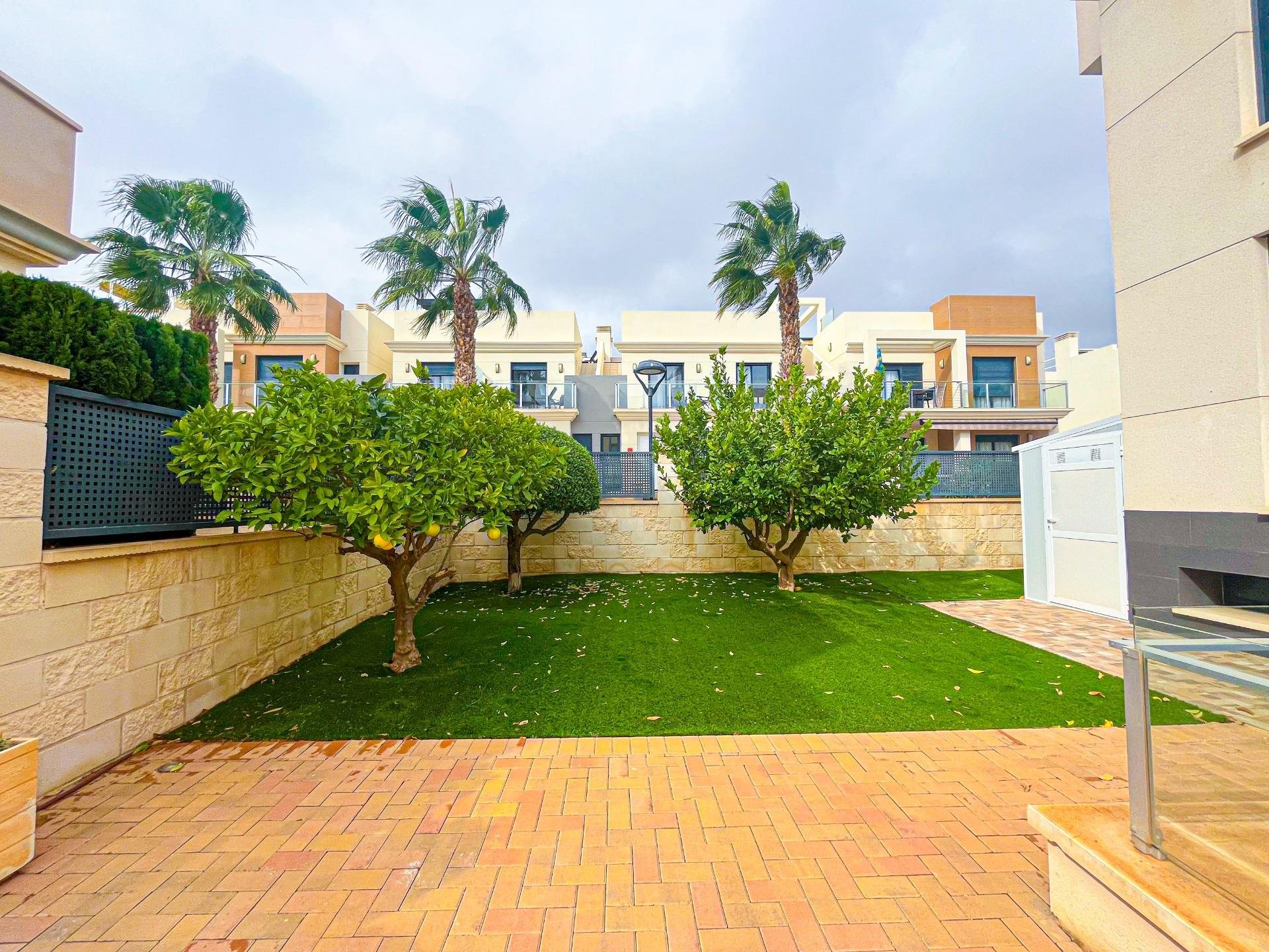 Huvila La Zenia, Alicante, Espanja 5 makuuhuonetta, 296 m2 No. 168765