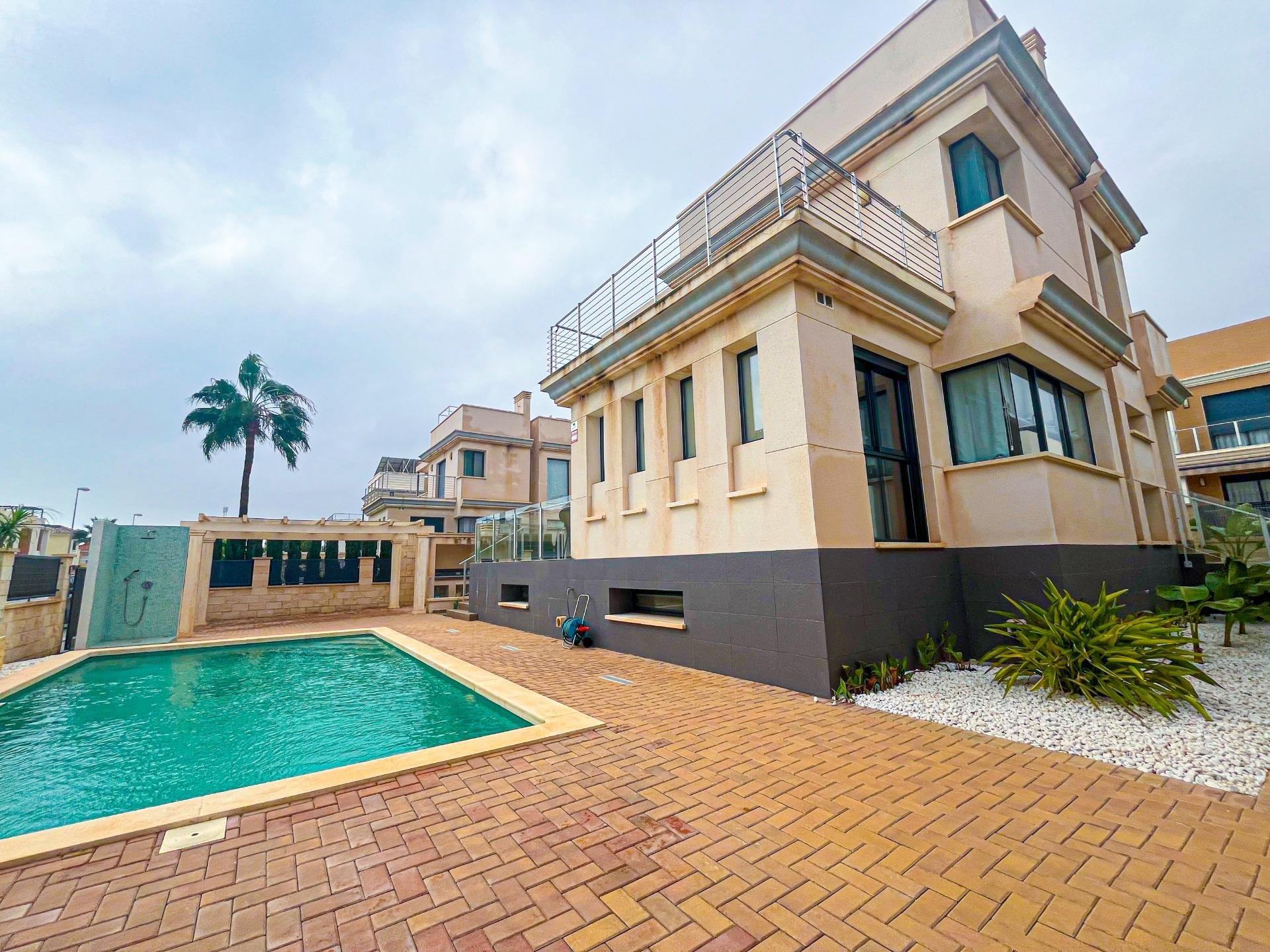 Huvila La Zenia, Alicante, Espanja 5 makuuhuonetta, 296 m2 No. 168765