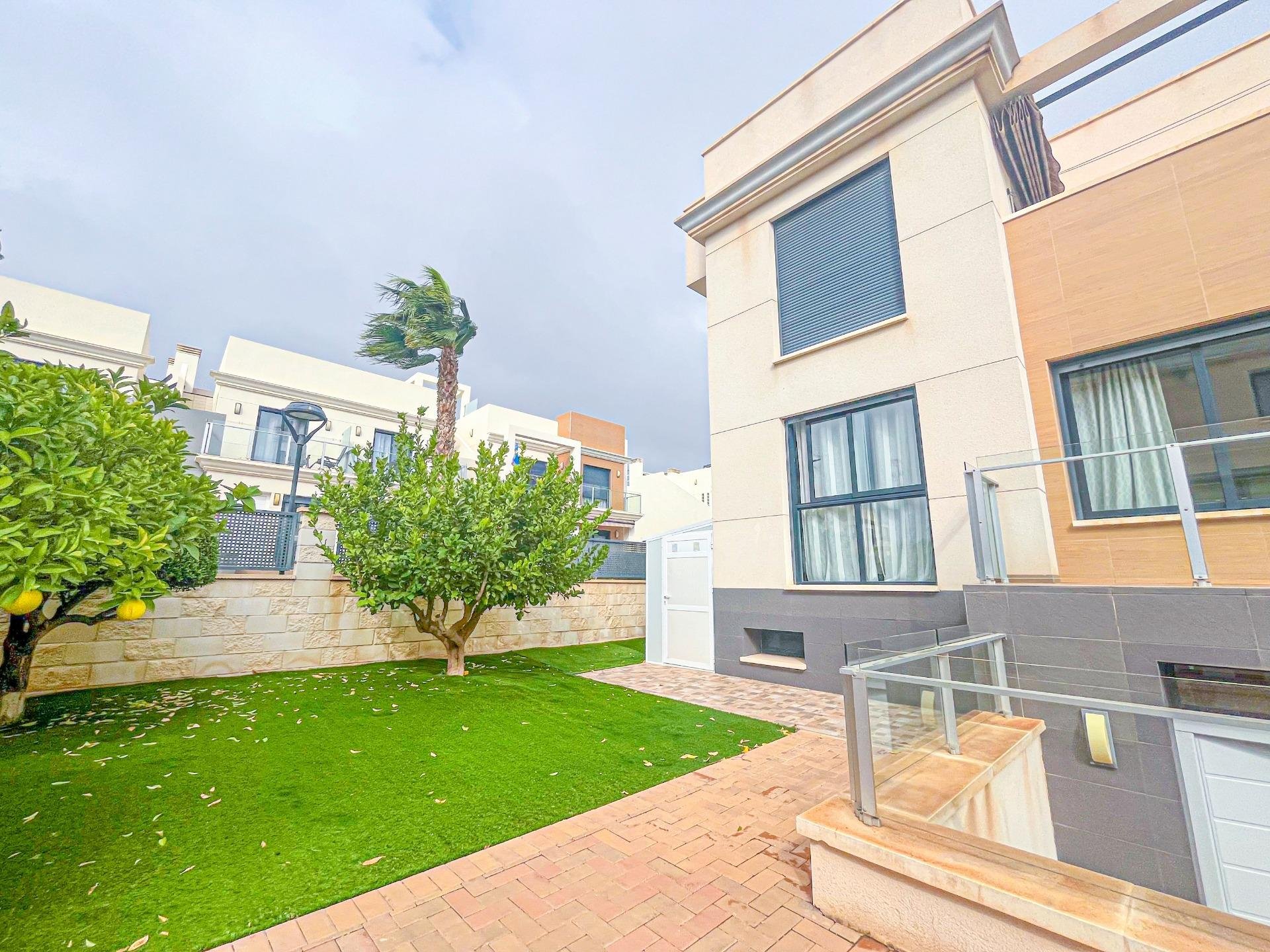 Huvila La Zenia, Alicante, Espanja 5 makuuhuonetta, 296 m2 No. 168765