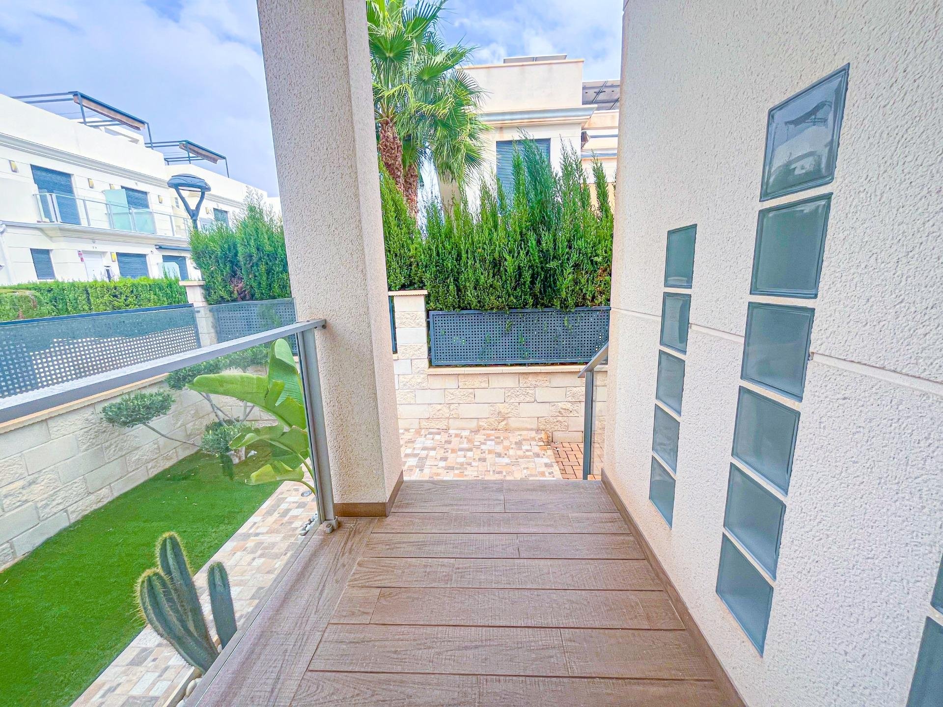 Huvila La Zenia, Alicante, Espanja 5 makuuhuonetta, 296 m2 No. 168765
