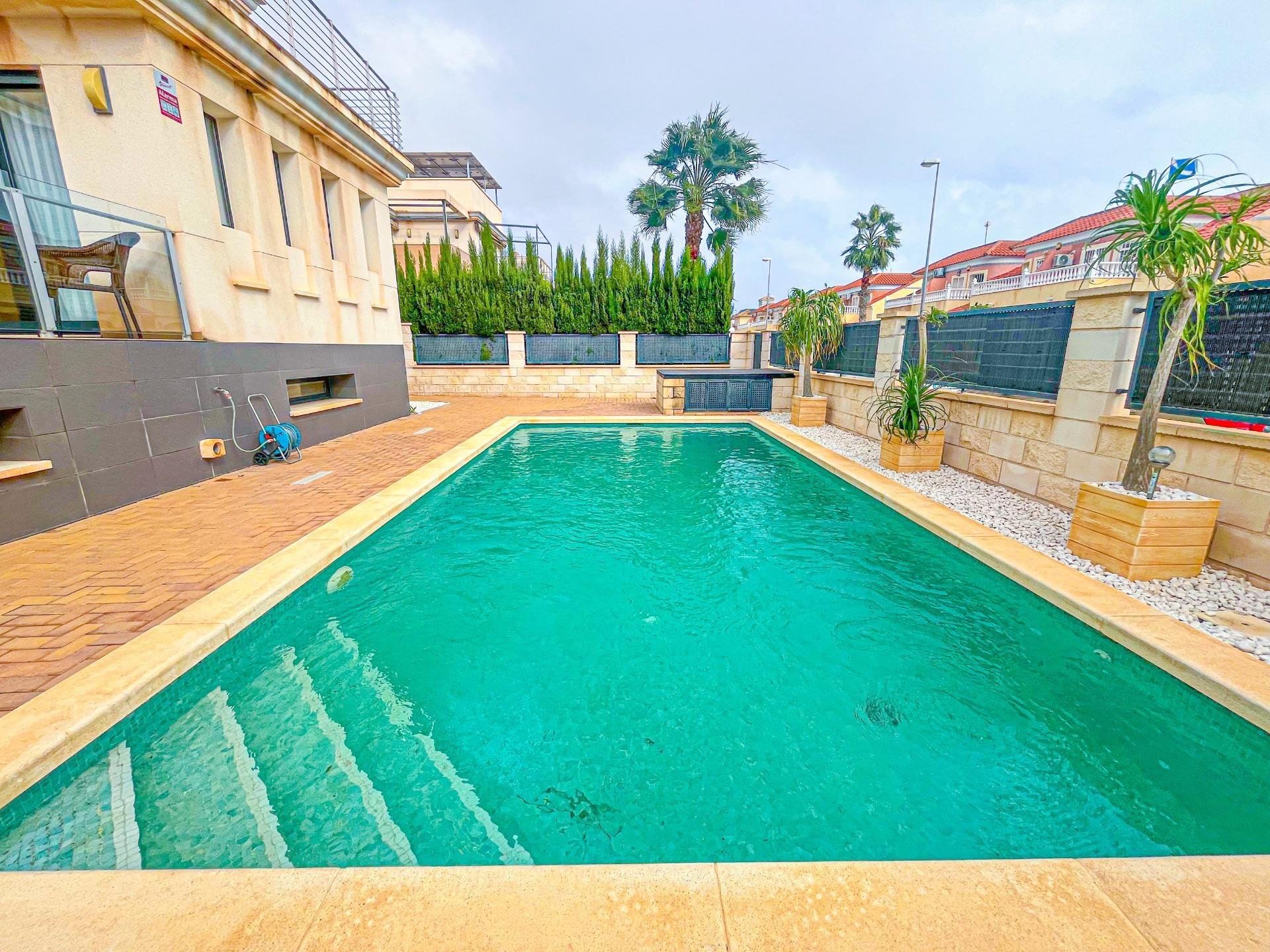 Huvila La Zenia, Alicante, Espanja 5 makuuhuonetta, 296 m2 No. 168765