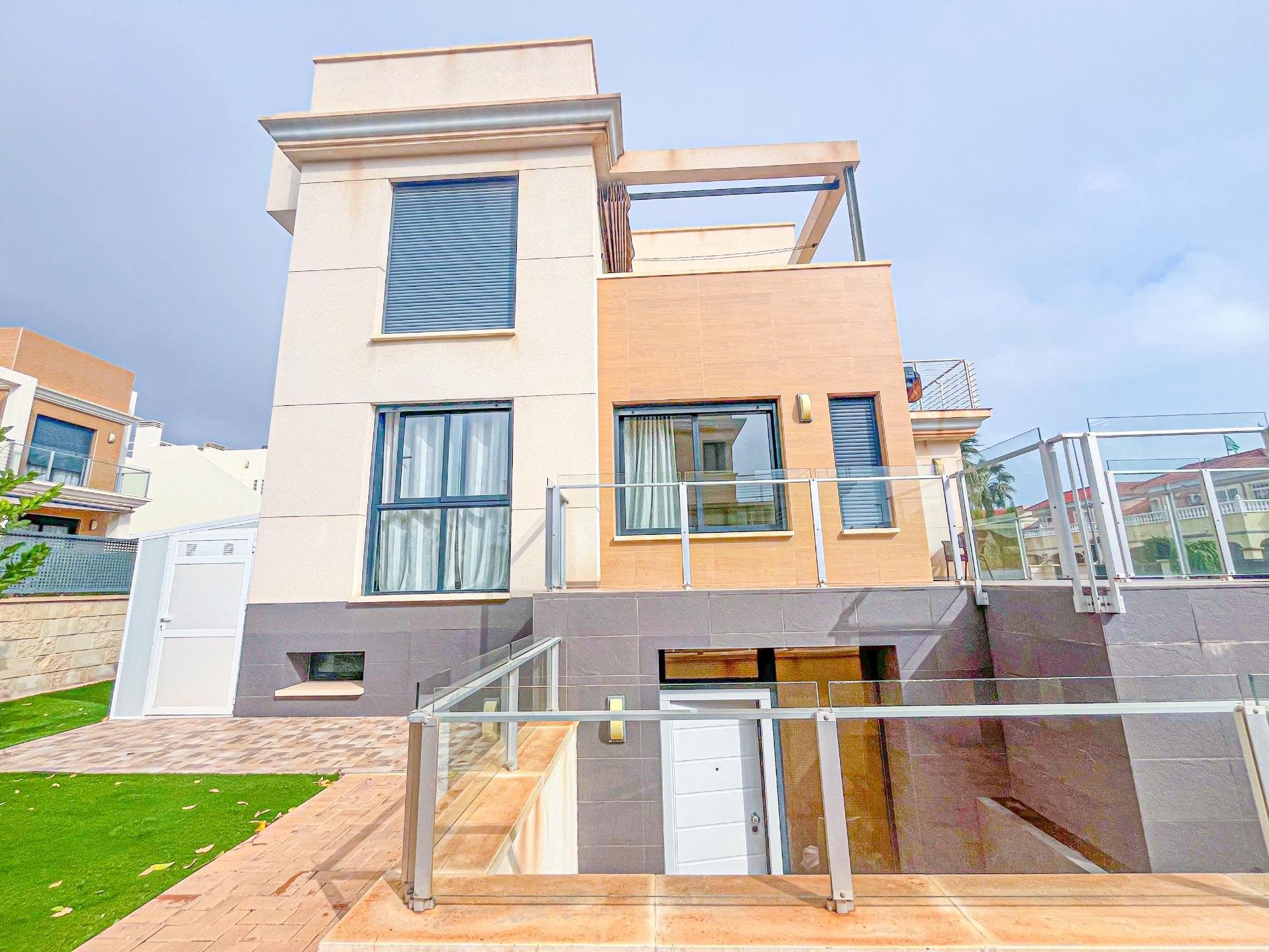 Huvila La Zenia, Alicante, Espanja 5 makuuhuonetta, 296 m2 No. 168765