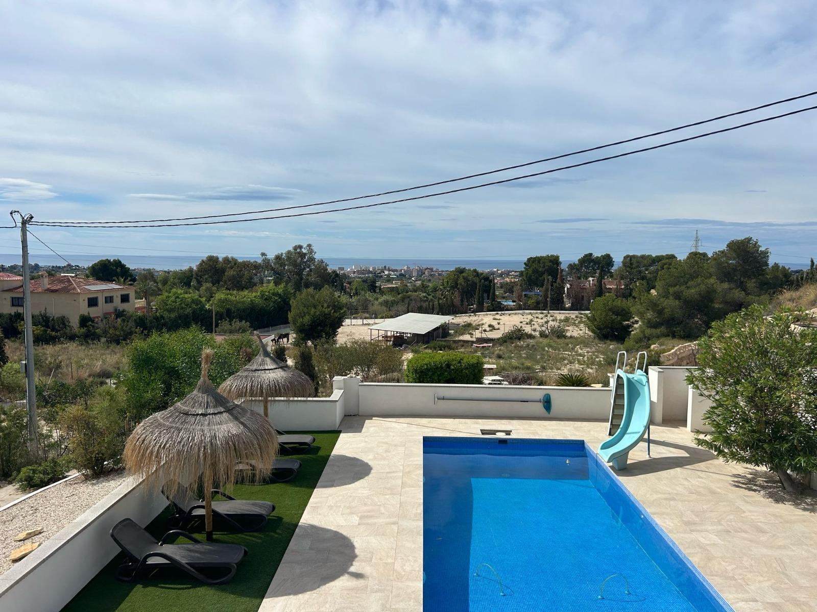 Hus i Villajoyosa, Alicante, Spanien 4 sovrum, 241 kvm. Nr. 165673