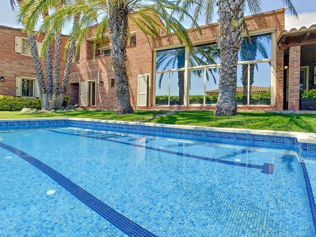 Talo Sant Pol de Mar, Barcelona, Espanja 5 makuuhuonetta,  No. 140779