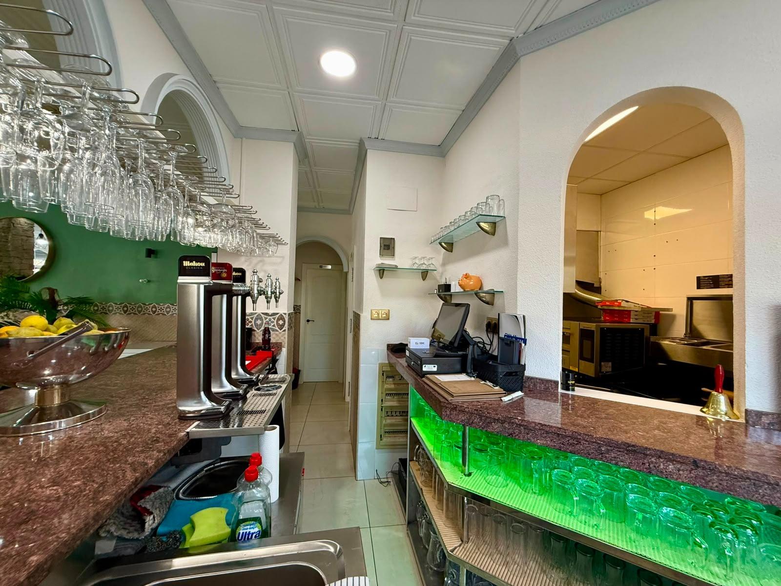 Commercial property in Guardamar del Segura, Alicante, Spain 101 sq.m. No. 193303