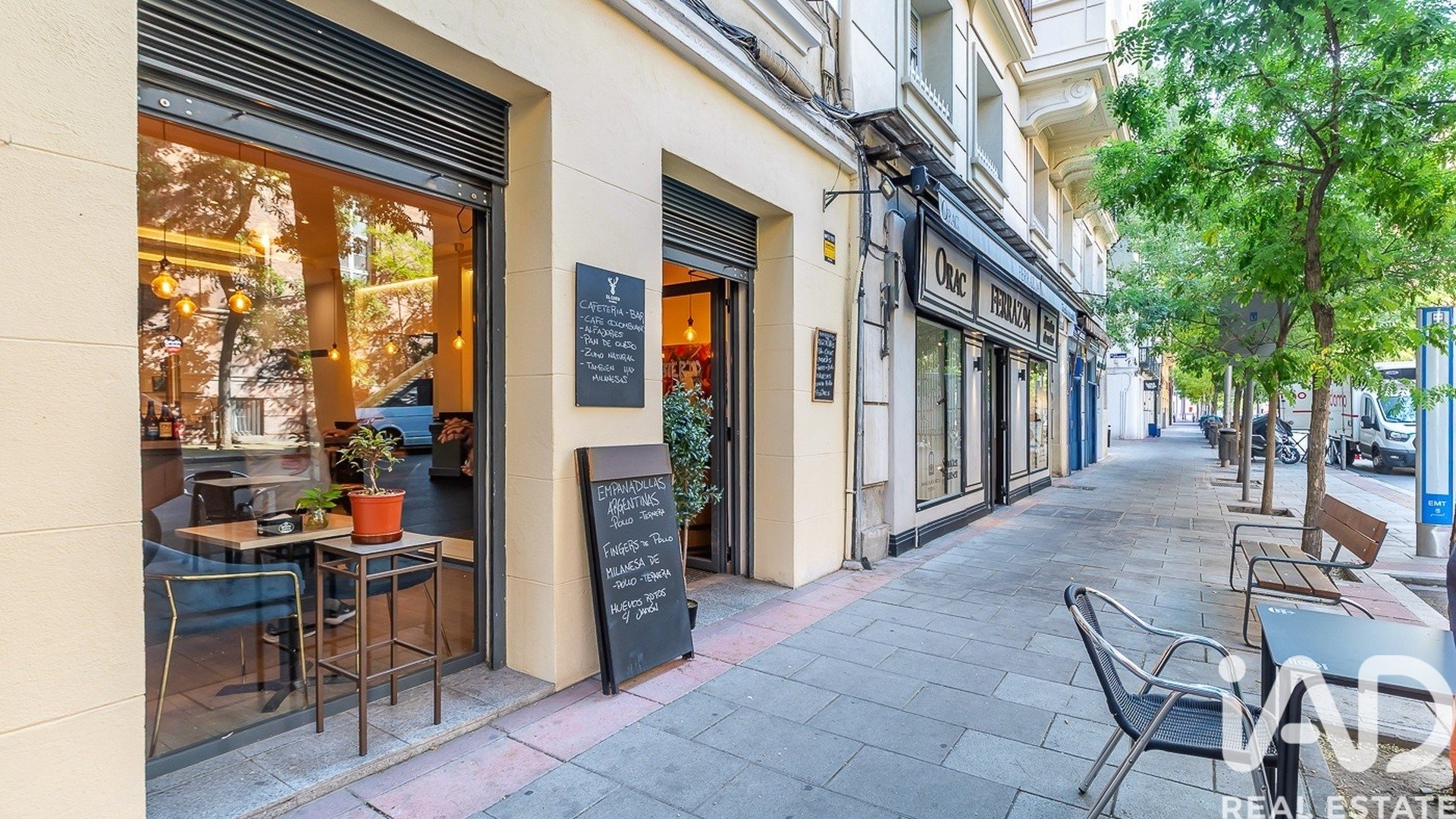 Commercial property in Madrid, Spain 1 bedroom, 140 sq.m. No. 195033