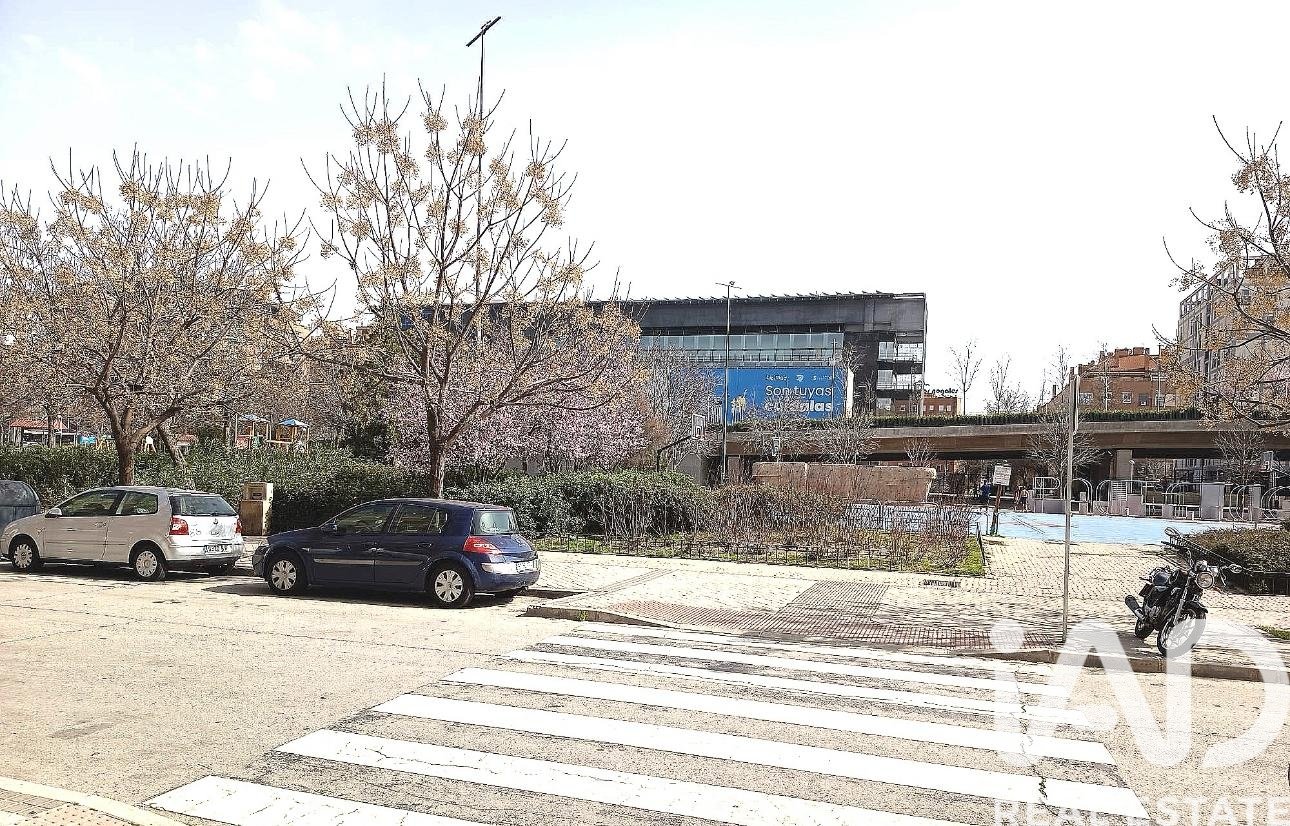 Autotallit Madrid, Espanja 10 m2 No. 193560