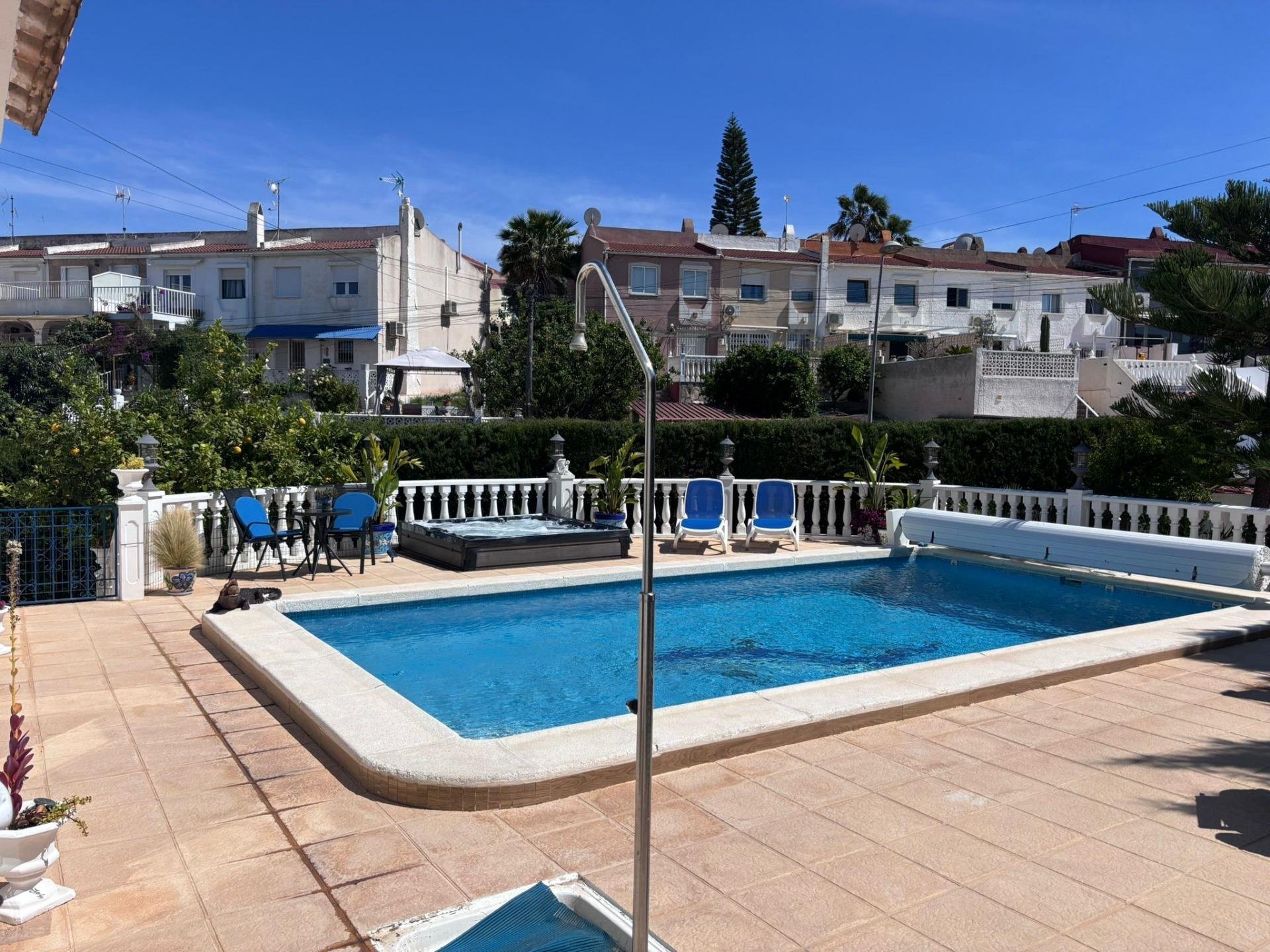 Villetta a schiera a Los Balcones, Alicante, Spagna 2 camere da letto, 133 mq. N° 194517