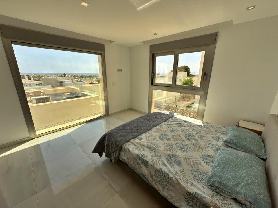 Villa en Villamartin, Alicante, España 5 dormitorios, 200 m2 No. 190092