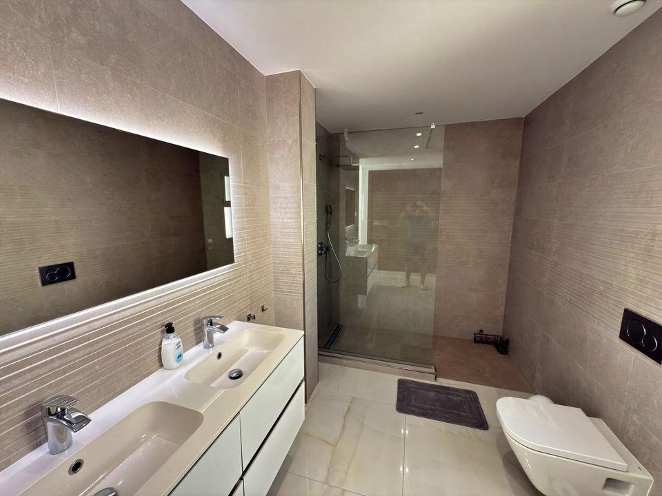 Villa en Villamartin, Alicante, España 5 dormitorios, 200 m2 No. 190092