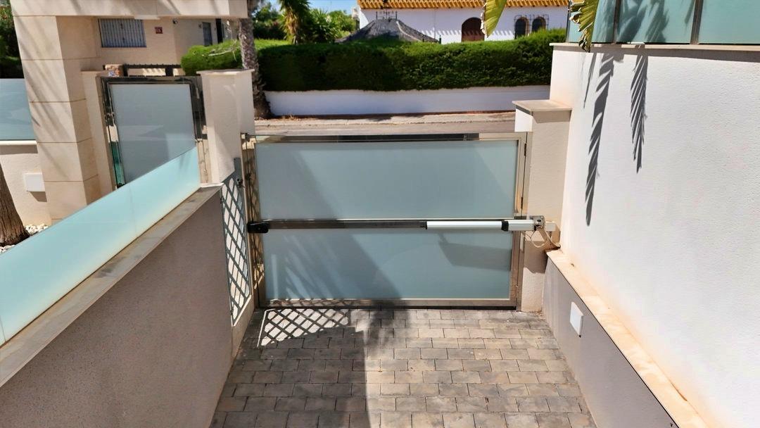 Villa en Villamartin, Alicante, España 5 dormitorios, 200 m2 No. 190092