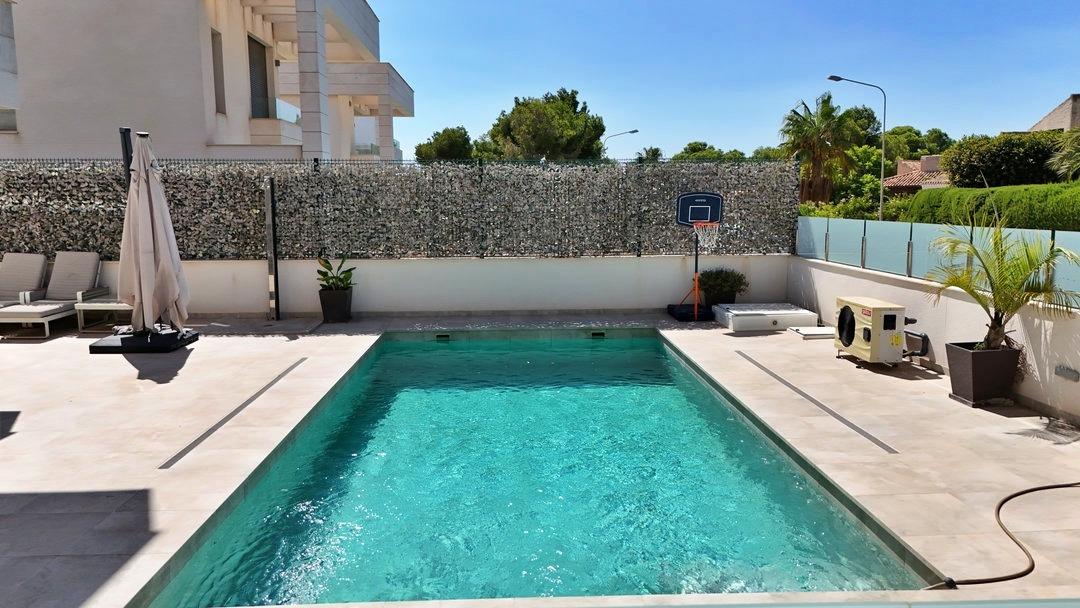 Villa en Villamartin, Alicante, España 5 dormitorios, 200 m2 No. 190092