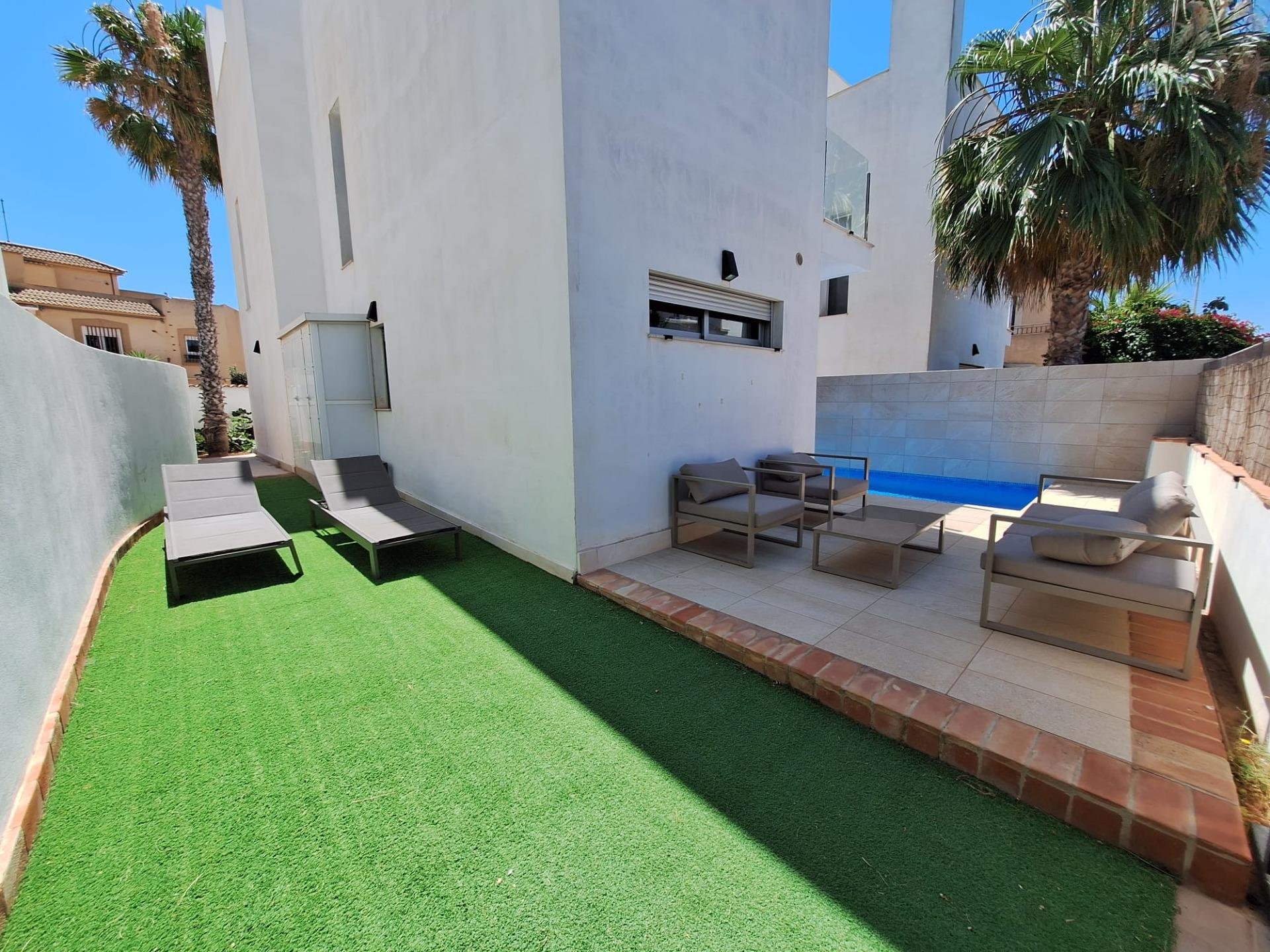 Villa à Torrevieja, Alicante, Espagne 3 chambres,  No. 190093