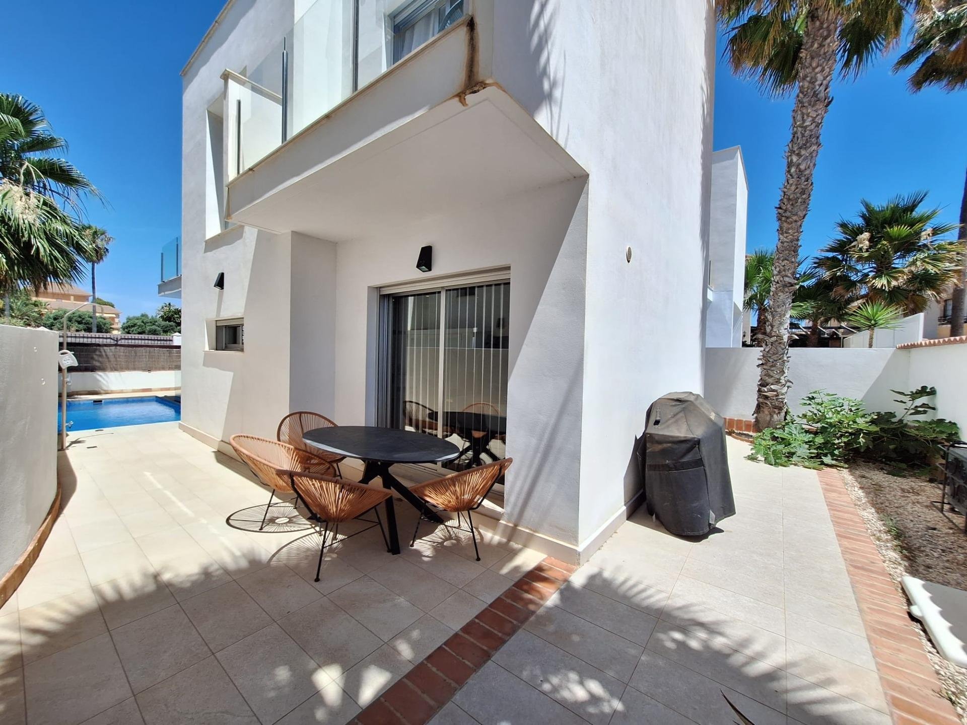 Villa à Torrevieja, Alicante, Espagne 3 chambres,  No. 190093