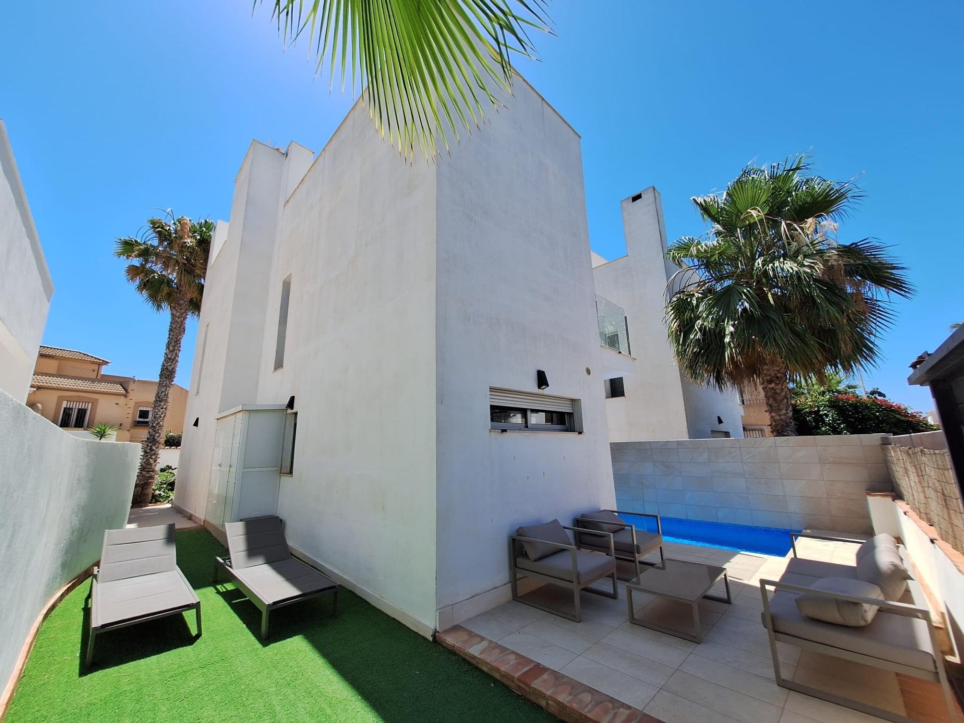 Villa à Torrevieja, Alicante, Espagne 3 chambres,  No. 190093