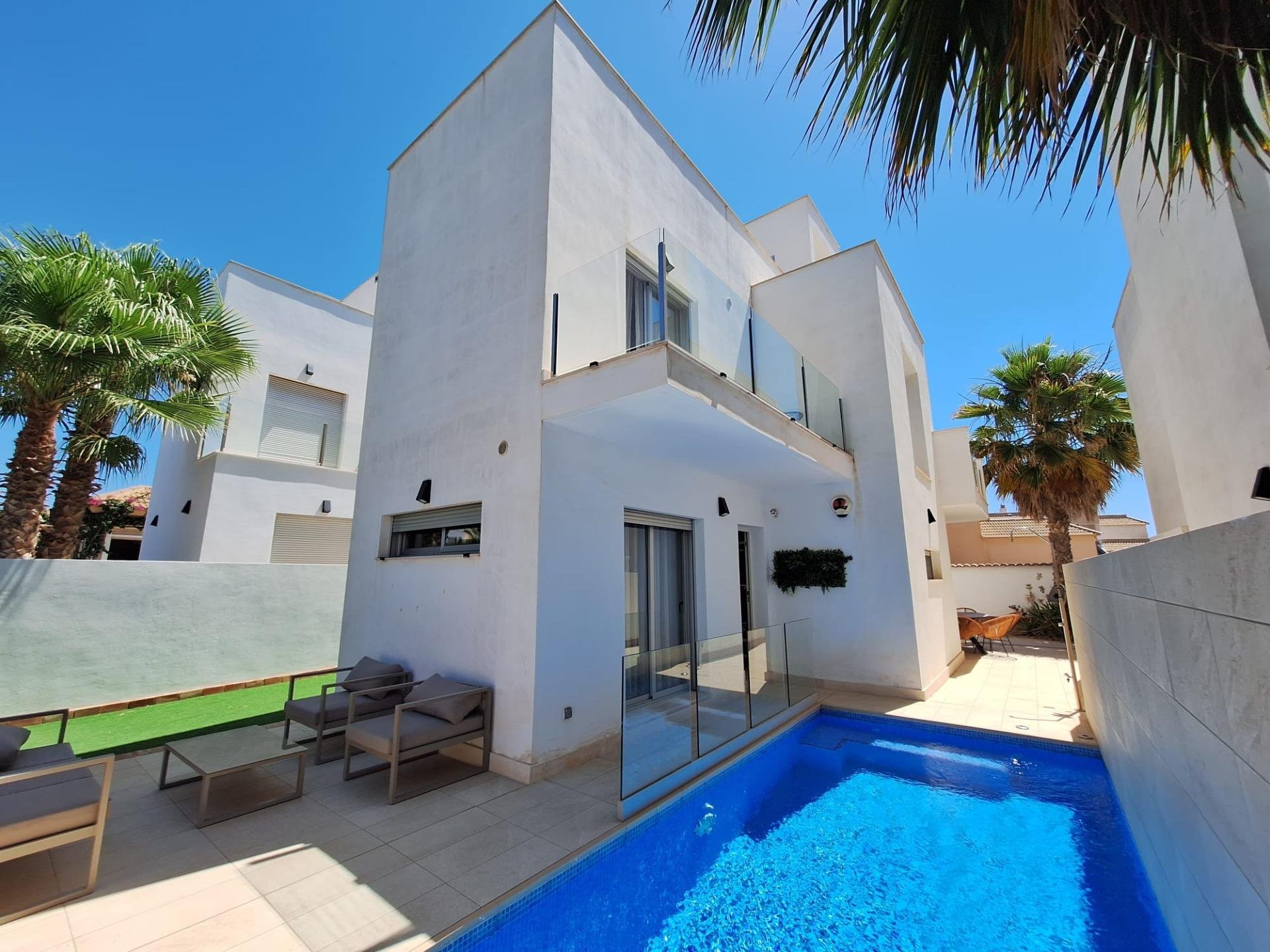 Villa à Torrevieja, Alicante, Espagne 3 chambres,  No. 190093