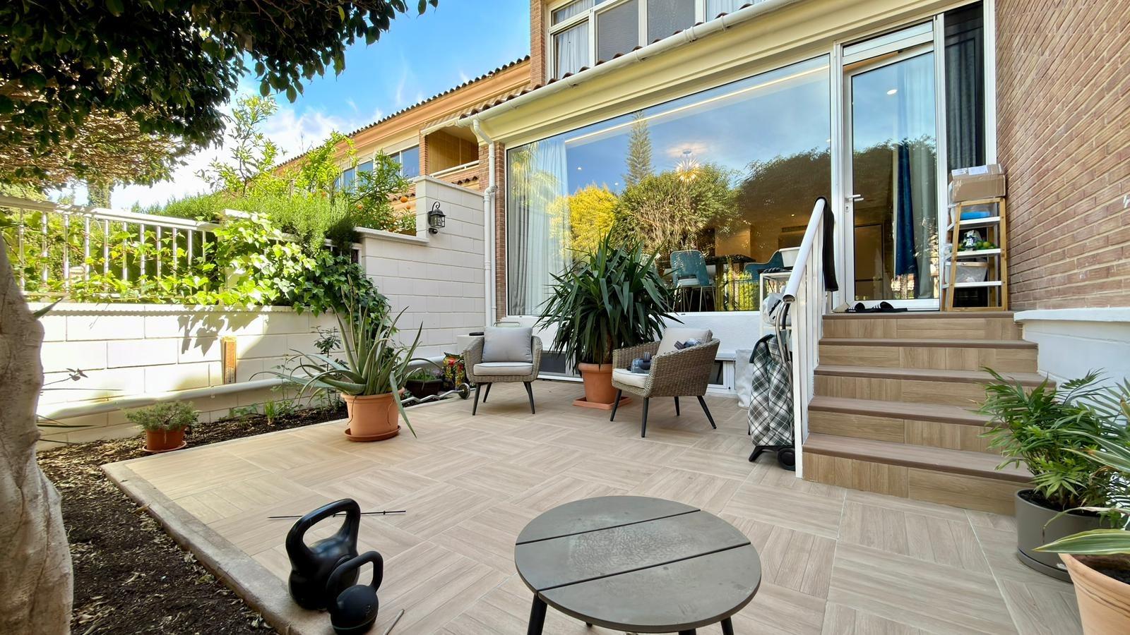 Bungalow in Alicante, Spain 6 bedrooms, 245 sq.m. No. 165998