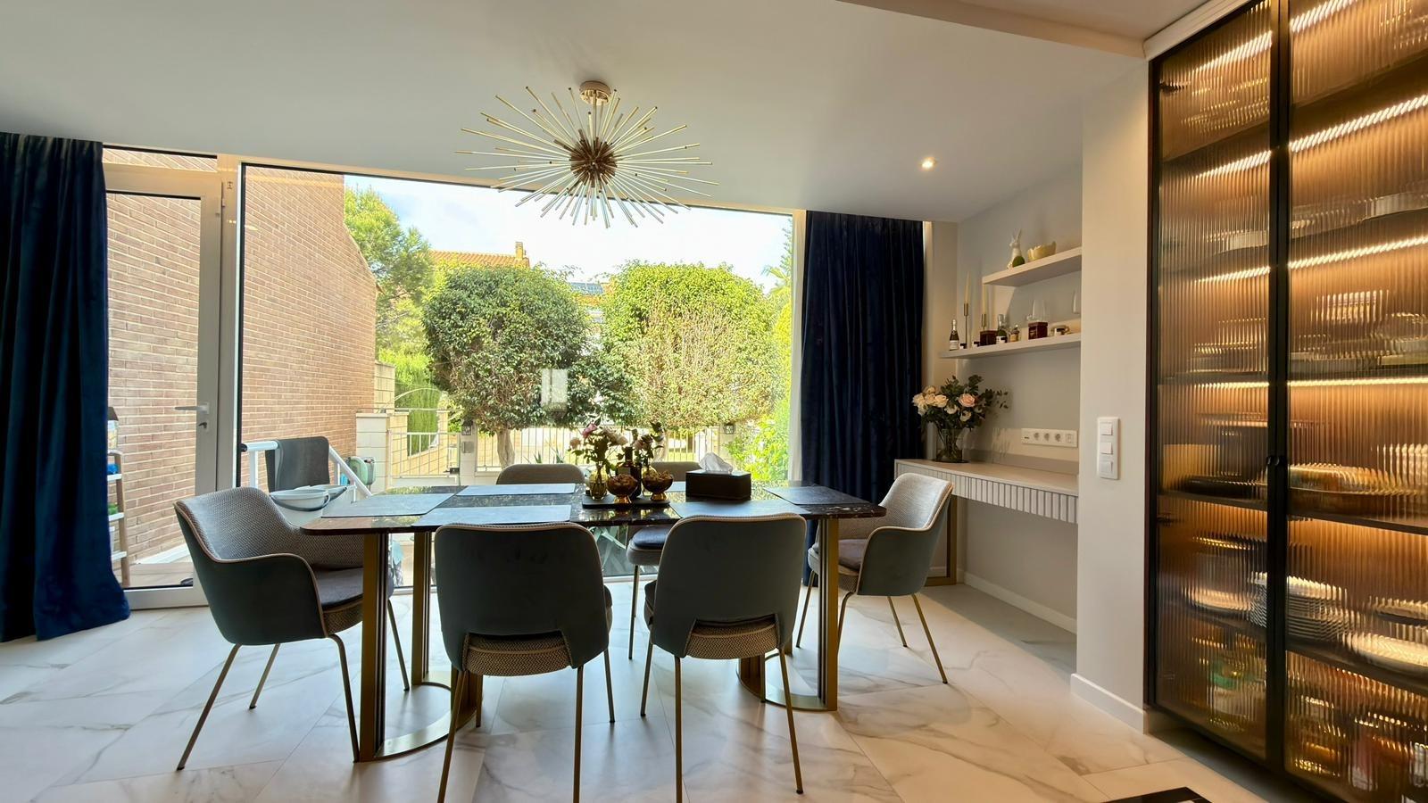 Bungalow in Alicante, Spain 6 bedrooms, 245 sq.m. No. 165998