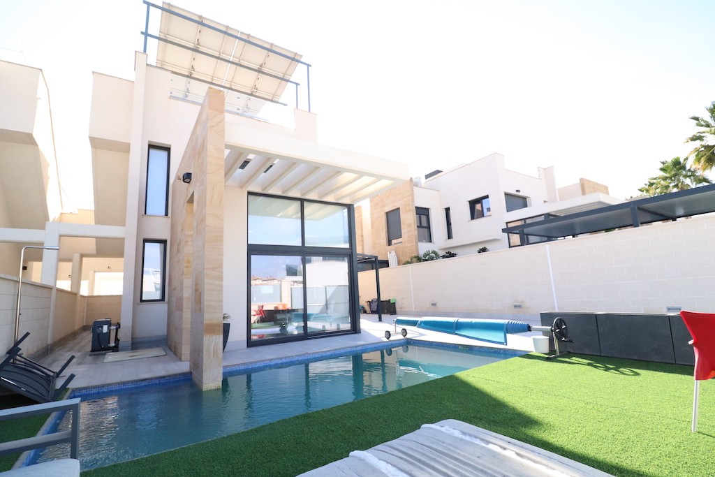 Villa en Cabo Roig, Alicante, España 3 dormitorios, 140 m2 No. 145180