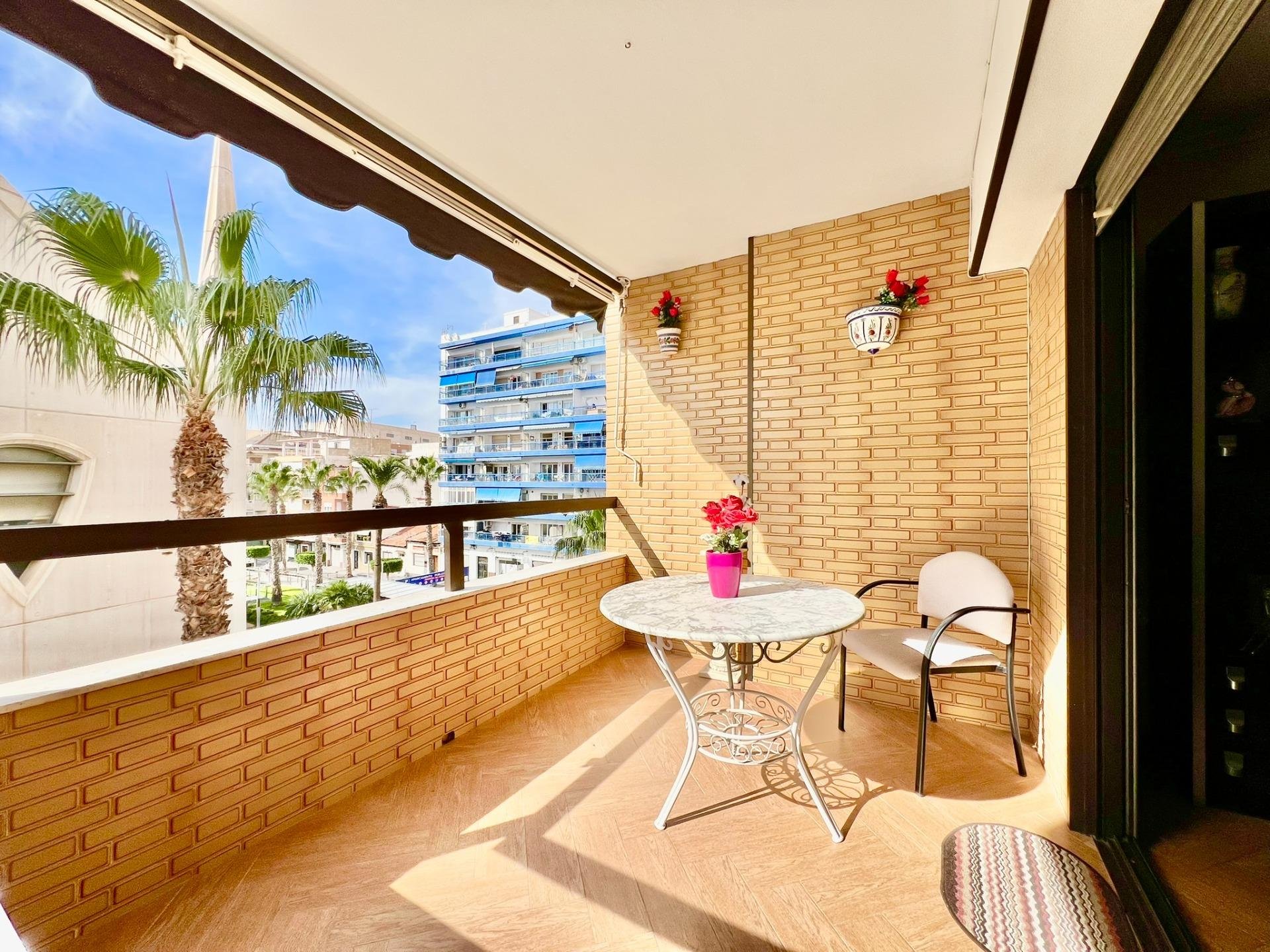 Appartamento a Torrevieja, Alicante, Spagna 3 camere da letto, 145 mq. N° 140434