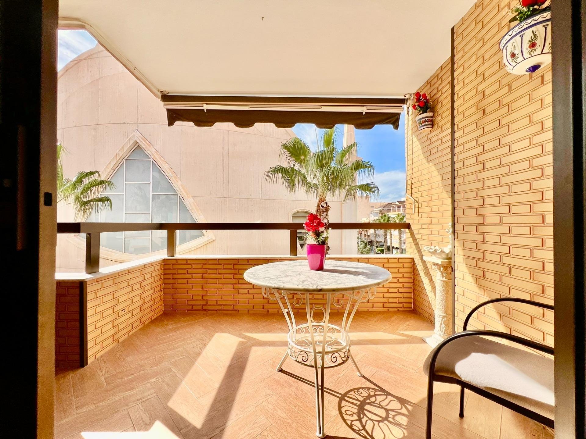 Appartamento a Torrevieja, Alicante, Spagna 3 camere da letto, 145 mq. N° 140434