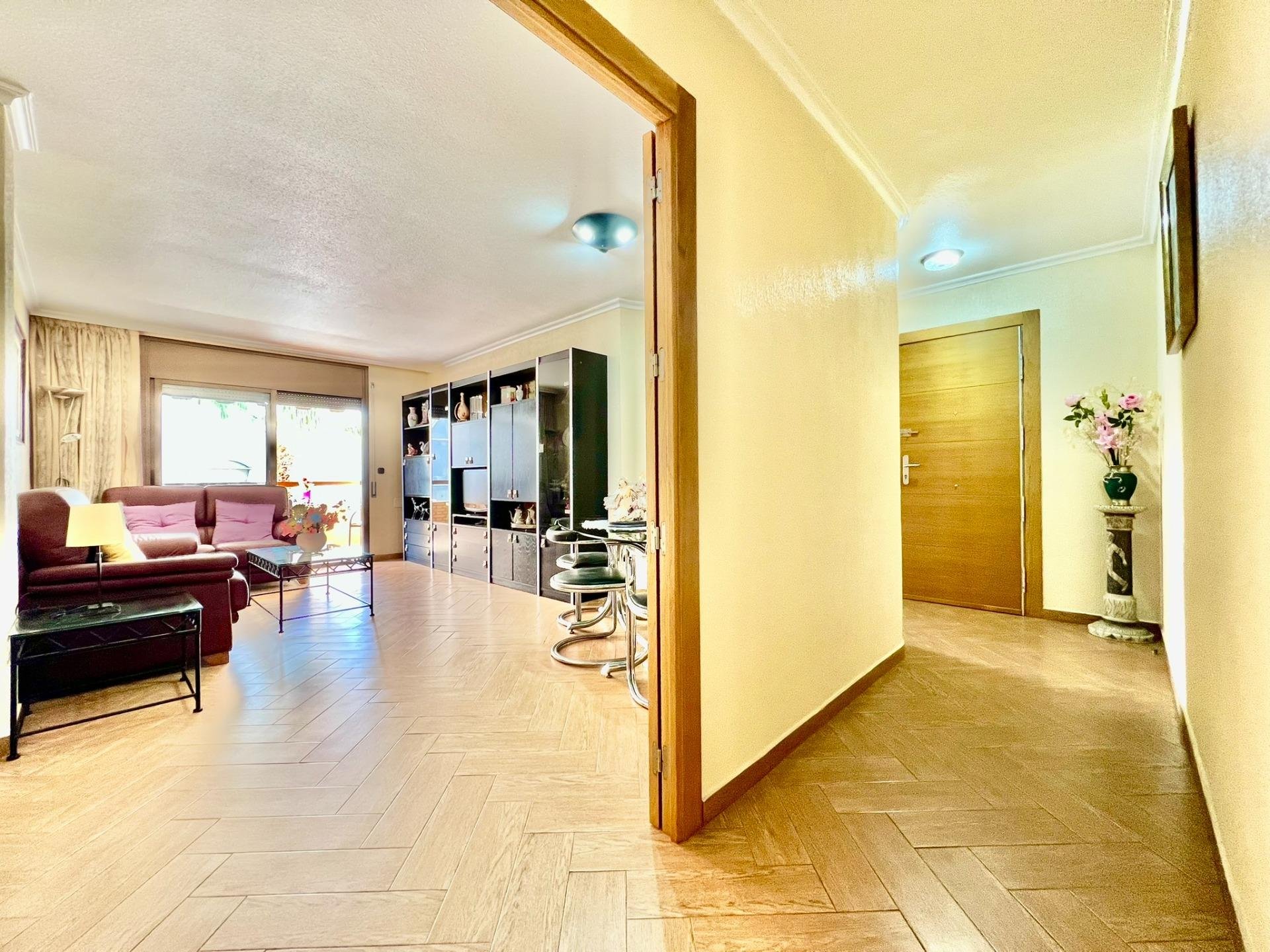 Appartamento a Torrevieja, Alicante, Spagna 3 camere da letto, 145 mq. N° 140434