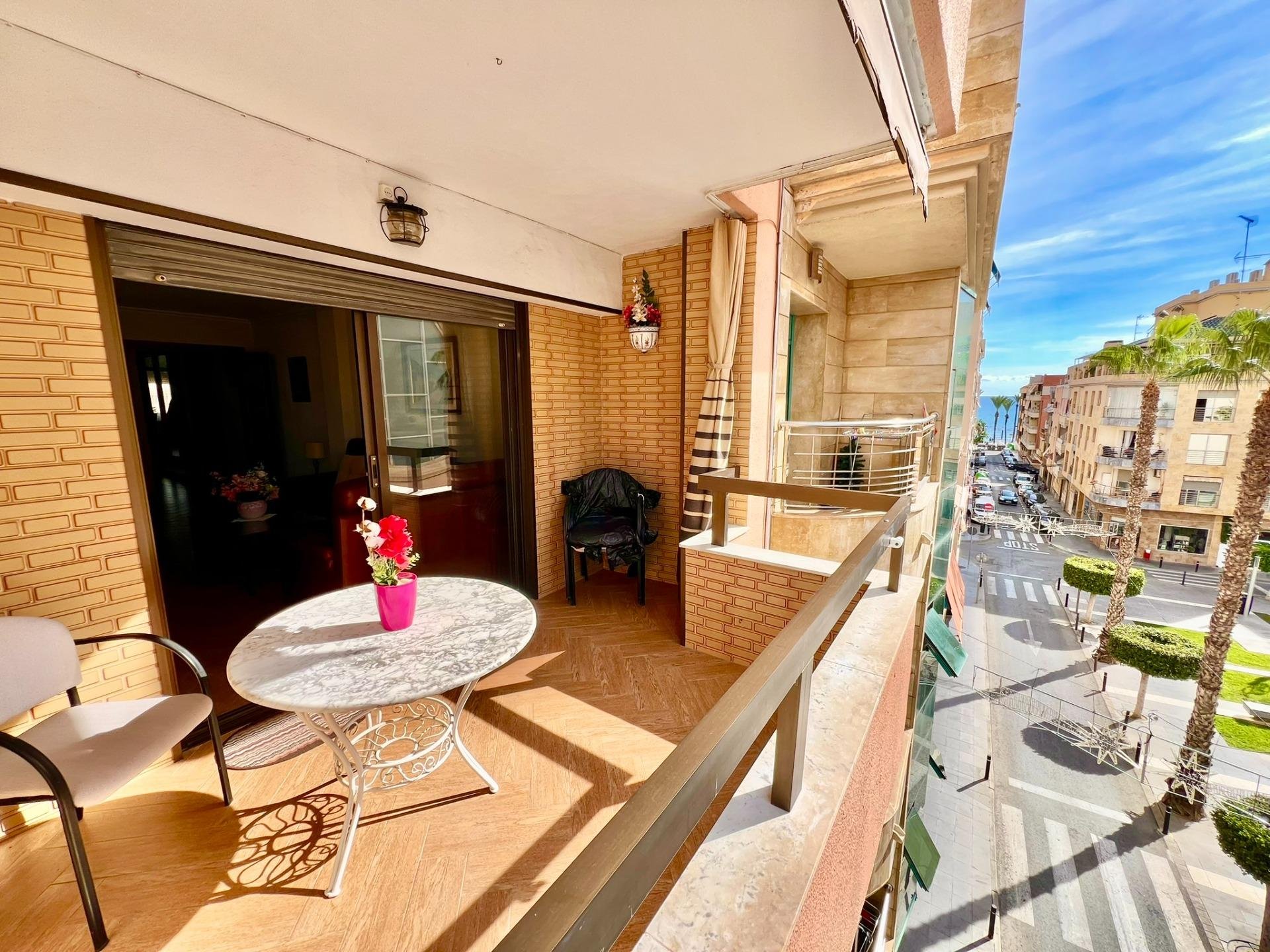 Appartamento a Torrevieja, Alicante, Spagna 3 camere da letto, 145 mq. N° 140434