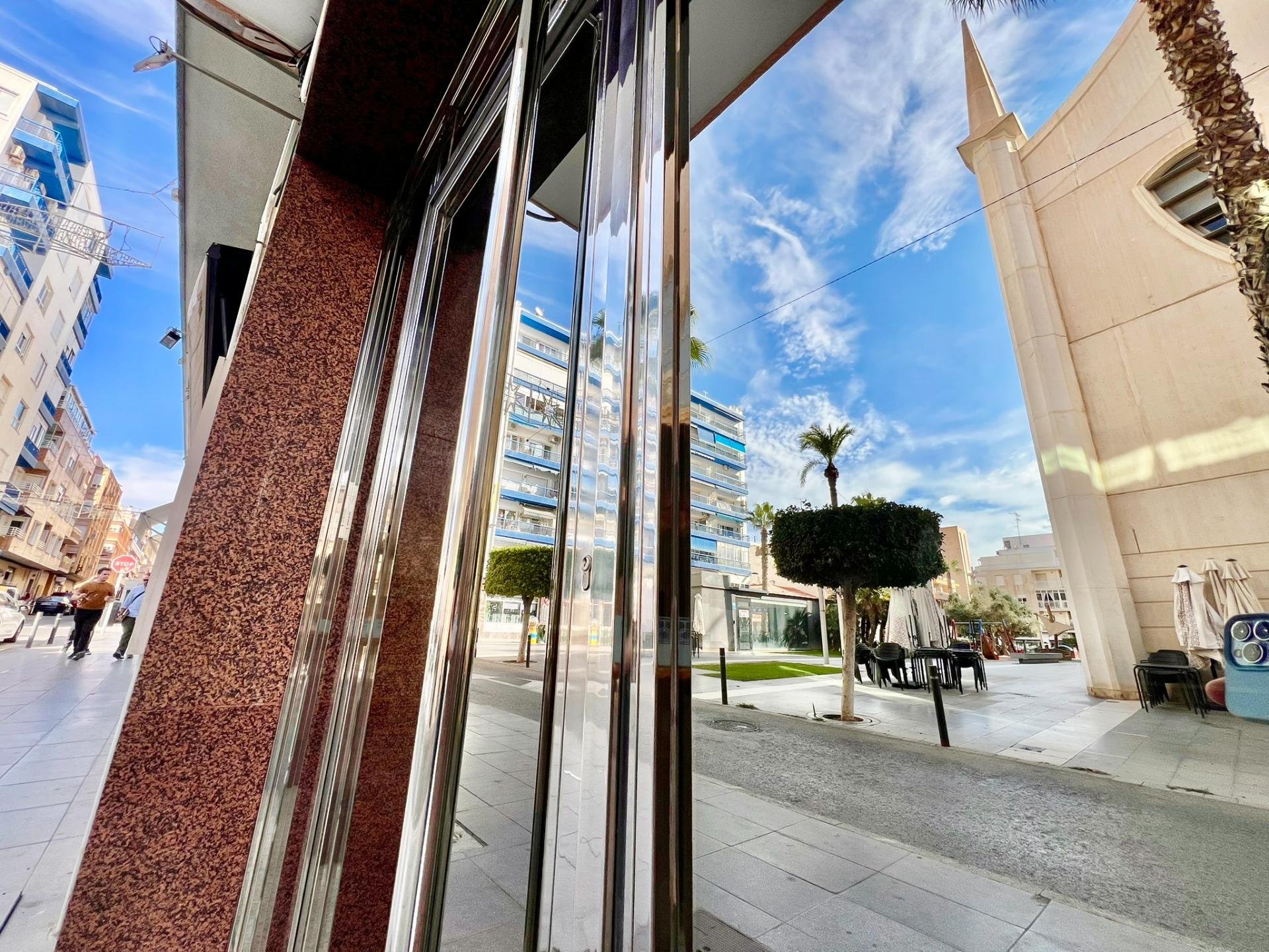 Appartamento a Torrevieja, Alicante, Spagna 3 camere da letto, 145 mq. N° 140434
