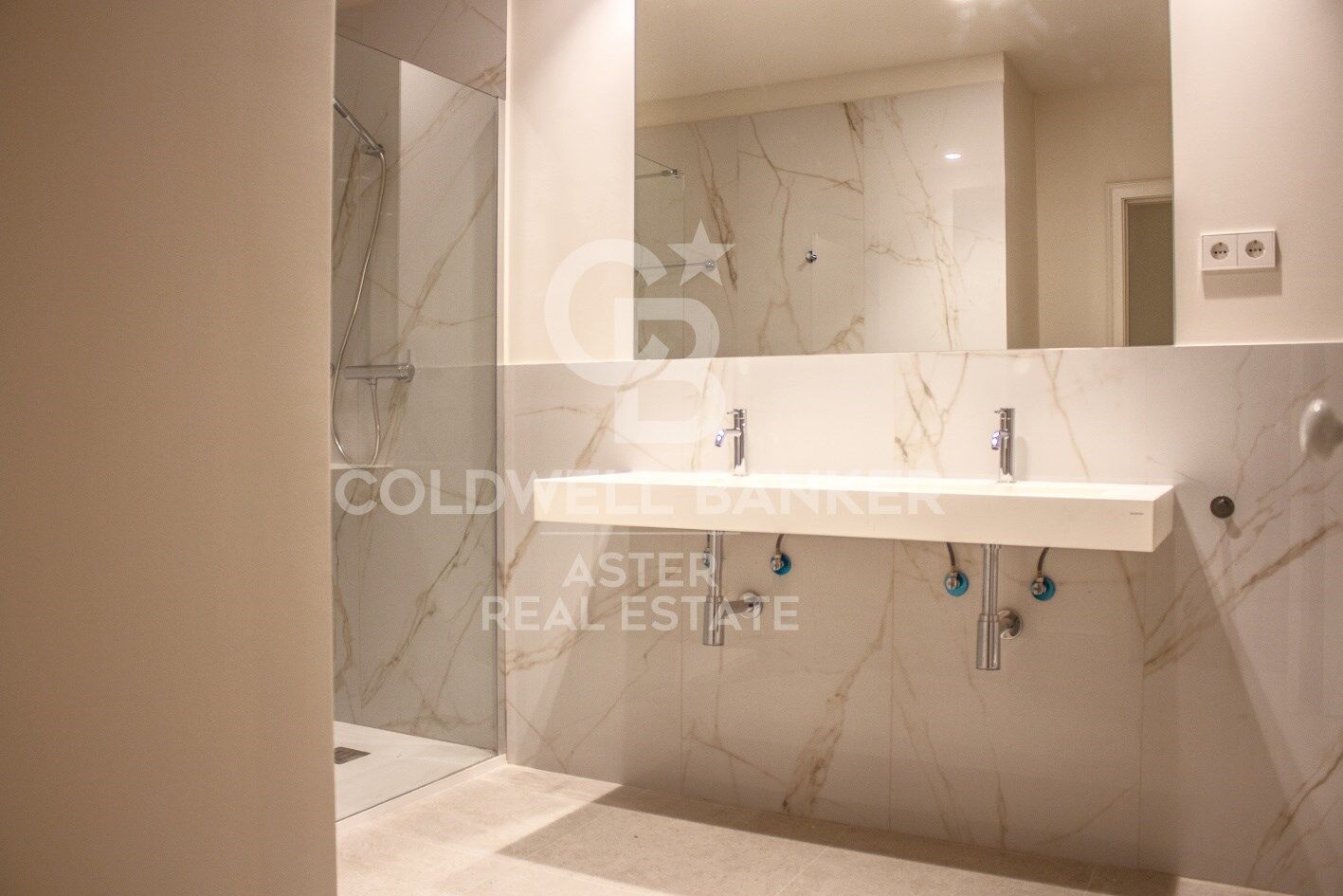 Trīņu māja Barcelona, Spānijā 2 istabas, 92 m2 Nr. 178974